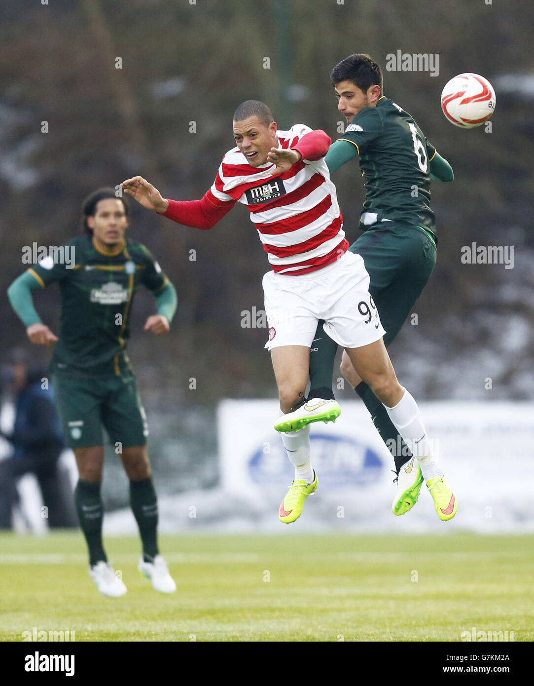 Der Kelten NIR Bitton und der Hamilton Mickael Antoine Curier kämpfen während des schottischen Premiership-Spiels im New Douglas Park, Hamilton, um den Ball. Stockfoto