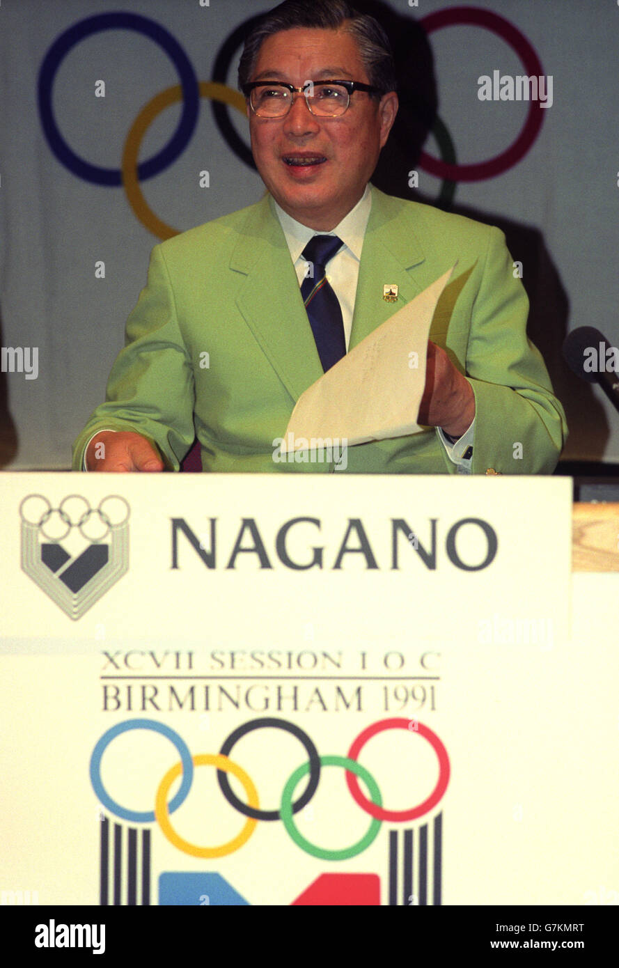 OVERS. Die japanische Delegation für Nagano im International Convention Centre in Birmingham, wo das Internationale Olympische Komitee zusammenkam, um den Austragungsort der Olympischen Winterspiele 1998 zu bestimmen. Stockfoto