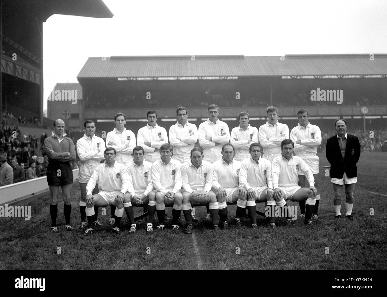 England Teamgruppe (hinten l-r) D. C. J. McMahon (Schiedsrichter), Don Rutherford, Robert Lloyd, George Sherriff, John Owen, Peter Larter, Rodney Webb, Bob Taylor, Keith Savage und A. D. Martin (Berührungsrichter). (Vorne l-r) William Gittings, John Finlan, Budge Rogers, Phil Judd (Kapitän), Herbert Godwin, Colin McFadyean und Tony Horton. Stockfoto