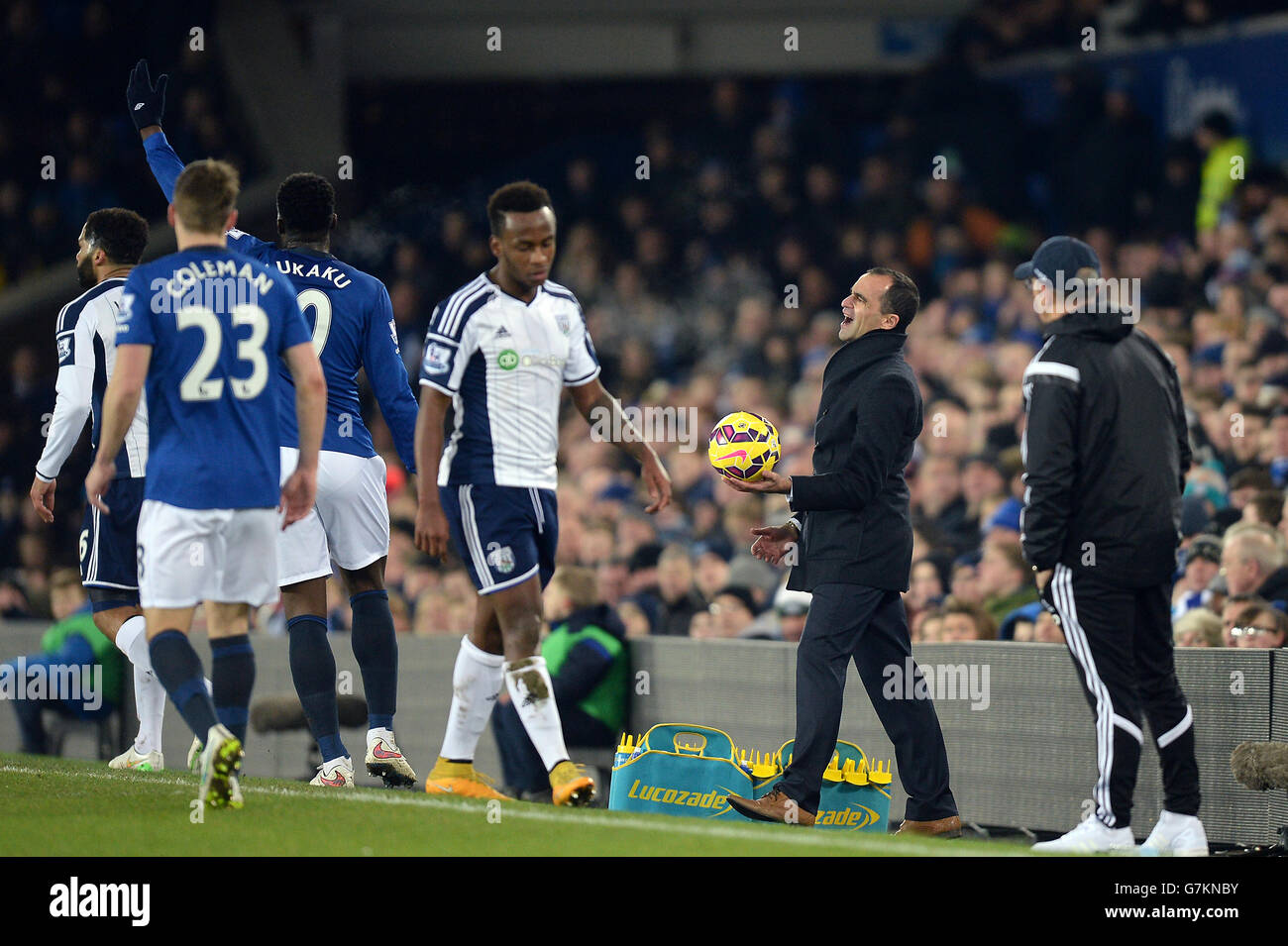 Fußball - Barclays Premier League - Everton gegen West Bromwich Albion - Goodison Park. Everton-Manager Roberto Martinez (zweiter von rechts) hält frustriert den Ball an der Touchline. Stockfoto