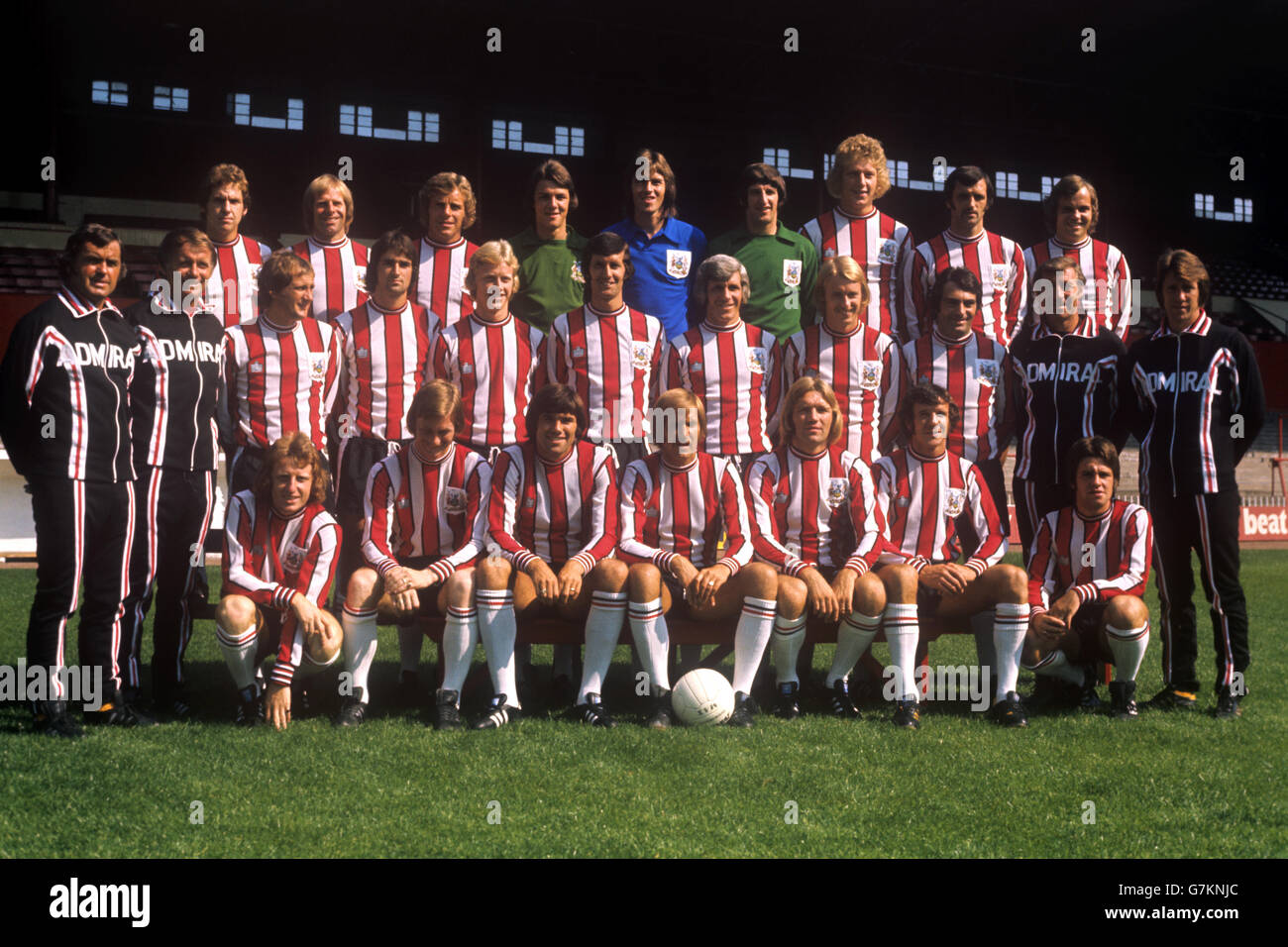 Kader von Sheffield United für die Saison 1975/76. Hintere Reihe (l-r): Steve Goulding, Ted Hemsley, Terry Garbett, Stephen Conroy, Tom McAlister, Jim Brown, Steve Faulkner, Eddie Colquhoun und Colin Franks. Mittlere Reihe: Alan Hodgkinson (Trainer), Ken Furphy (Manager), Len Badger, Paul Nugent, Roy Hill, John Flynn, Alan Woodward, Steve Cammack, Tony Field, CEC Goldwell (Trainer) und David Turner (Jugendtrainer). Erste Reihe: David Bradford, Mick Speight, Chris Guthrie, Keith Eddy, Tony Currie, Bill Dearden und Stephen Ludlam. Stockfoto