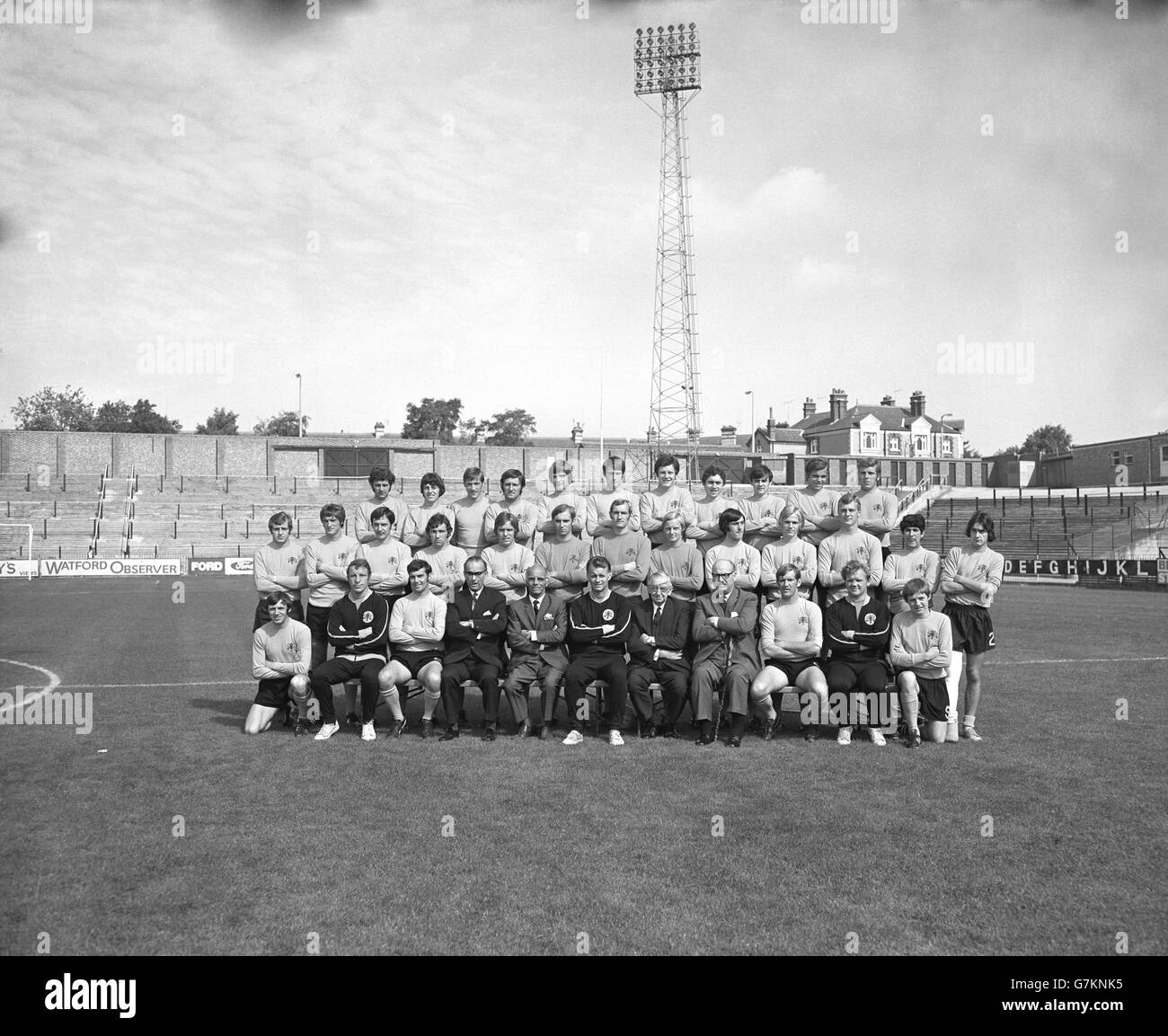 Watford Kader für die Saison 1970-71. (Hintere Reihe l-r) Bernard Lewis, Brian Owen, Stewart Scullion, Raymond Lugg, J. Pearce, S. Lowery, John Farley, E. Talbot, Colin Franks und Terry Garbett. (Mittlere Reihe l-r) Barry Endean, Ron Wigg, Walter Lees, Mike Packer, William Jennings, D. Edmonds, Mickey Walker, R. Hyde, Johnny Williams, R. Payne, R. Walker, R. Sinclair und Larry McGettigan. (Vorne l-r) C. Woods, Robert Slater, Duncan Welbourne, Ron Rollitt (Sekretär), S. Lepard (Direktor), Ken Furphy (Manager), Jim Bonser (Vorsitzender), J. Harrowell (stellvertretender Vorsitzender), Keith Eddy (Kapitän), George Aitken Stockfoto