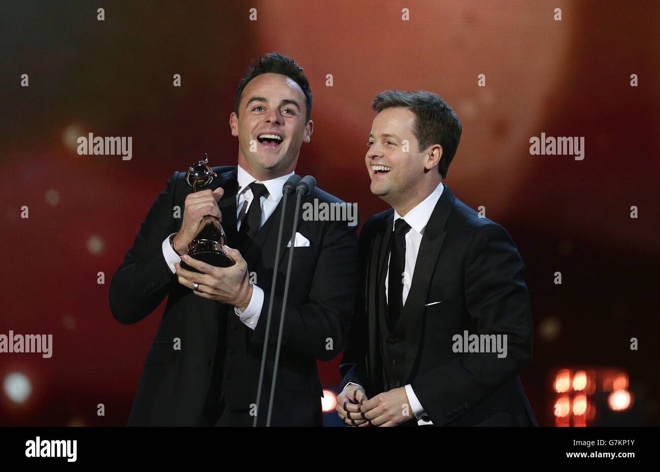 Anthony McPartlin und Declan Donnelly nehmen die Auszeichnung für die besten Entertainmentmoderatoren während der National Television Awards 2015 in der O2 Arena, London, entgegen. Stockfoto