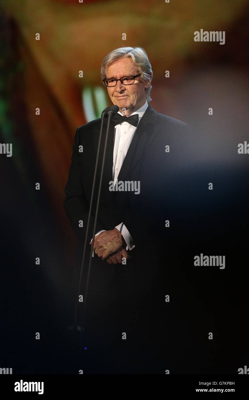 Bill Roache zollt Anne Kirkbride während der National Television Awards 2015 in der O2 Arena, London, Tribut. Stockfoto