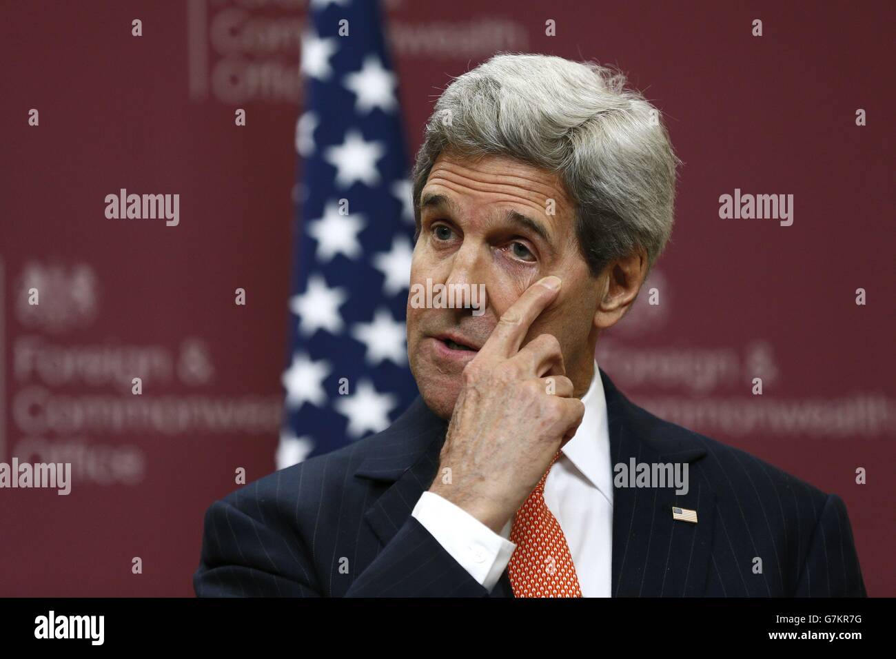 US-Außenminister John Kerry spricht bei einer Pressekonferenz im Außenministerium in London. Stockfoto
