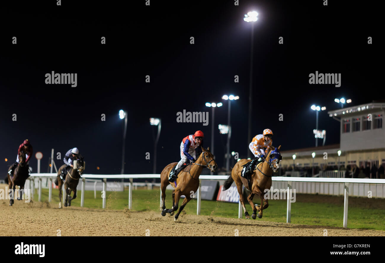 Flashman (ganz rechts) Von Gary Moore geritten gewinnt das SIS Handicap (Klasse 5) (4YO plus) Stockfoto