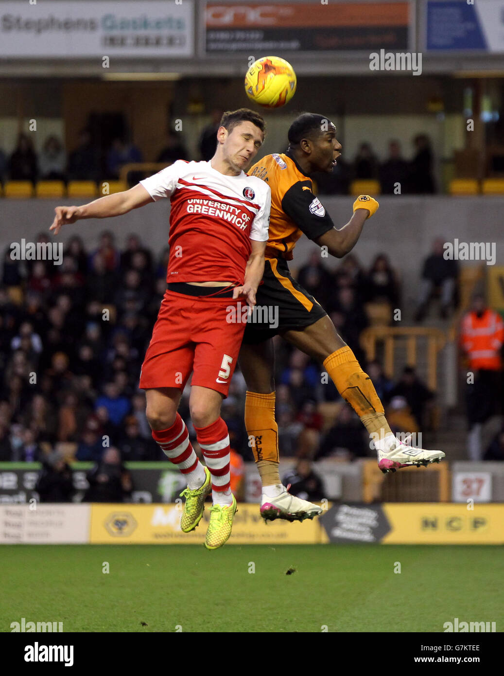 Charlton Athletic's Milos Veljkovic (links) und Wolverhampton Wanderers' Benik Afobe Kampf um den Ball in der Luft Stockfoto