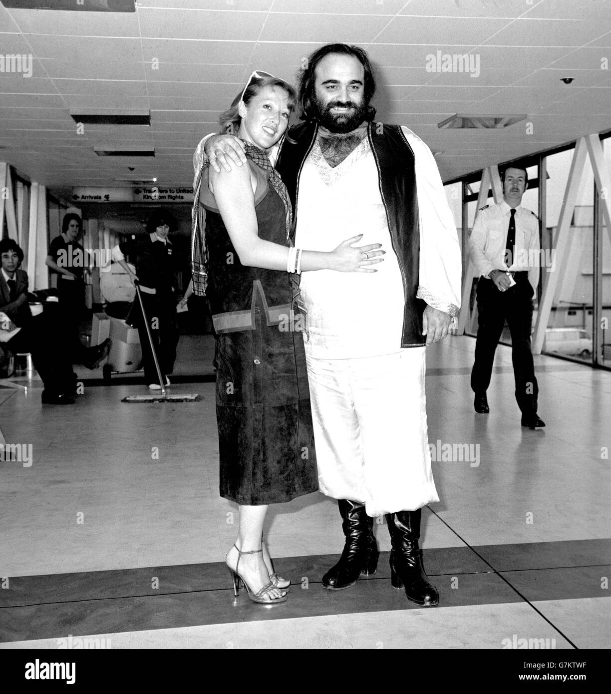 Demis Roussos und seine Frau Dominique am Londoner Flughafen Heathrow. Sie machten sich auf den Weg nach Los Angeles, wo Roussos ein neues Album aufnimmt. Stockfoto