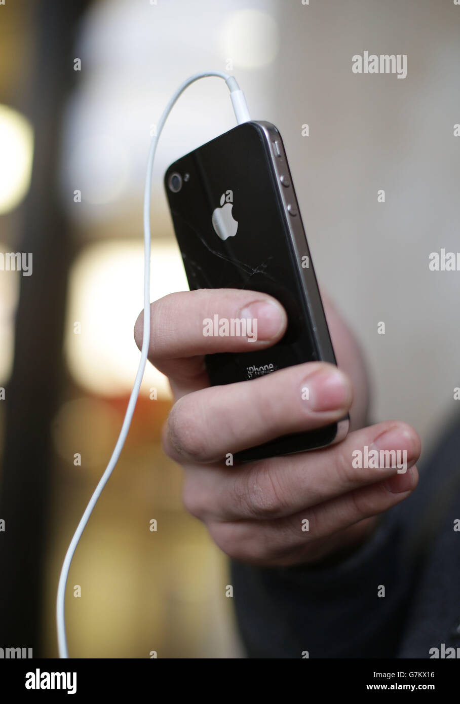 Ein Mann, der ein iPhone vor dem Apple Store in Covent Garden, London, benutzt. Der Technologieriese hat den weltweiten Rekord für Quartalsgewinne zerschlagen, nachdem er einen Überschuss von 18 Milliarden US-Dollar (&pound;11.9 Milliarden) aufgestampft hat. Stockfoto
