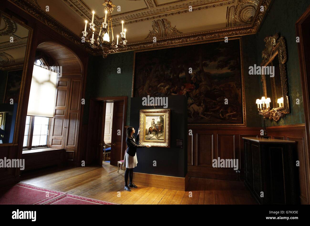 Ein Mitarbeiter des Royal Collection Trust stellt das Gemälde von Napoleon, das im Windsor Castle in Berkshire zu sehen ist, als Teil einer Ausstellung von George IV.'s Schlacht Souvenirs. Stockfoto