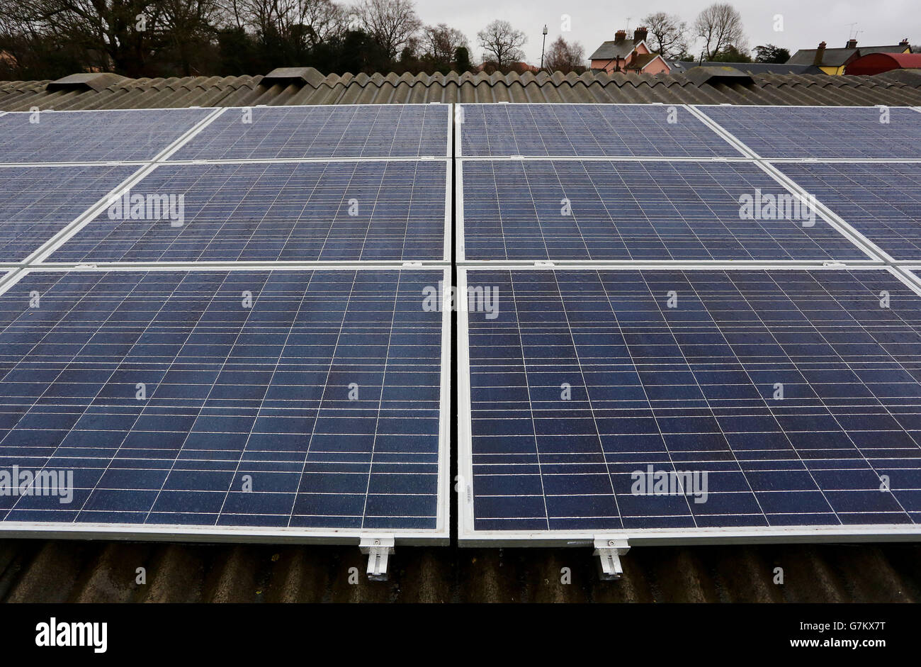 Einige der 69 Solarzellen, die auf einem Kuhstall in der Nähe von Balcombe in West Sussex installiert wurden, sind Teil eines langfristigen Plans, um genügend Strom zu erzeugen, um den gesamten Stromverbrauch des Dorfes zu decken. Stockfoto