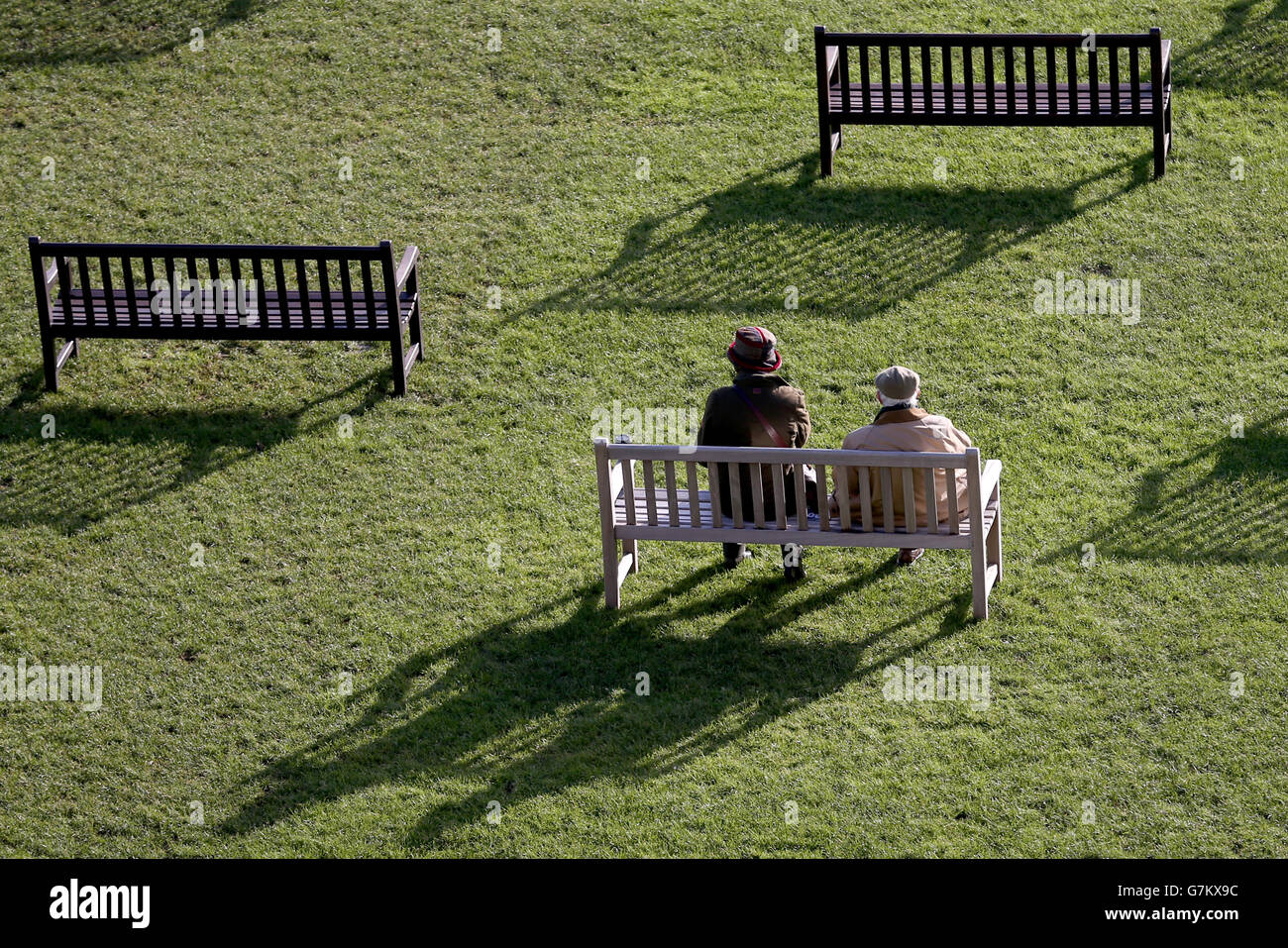 Racegoers nehmen ihre Plätze auf den Platz-Seite Bänke vor dem Renntag während des Festival Trials Day auf der Cheltenham Racecourse Stockfoto