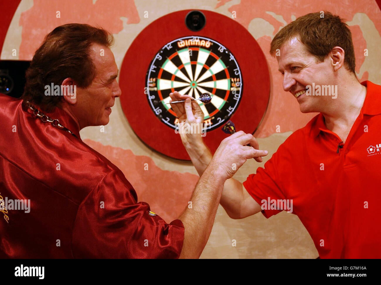 Alastair Campbell (rechts), holt einige Coaching-Tipps vom professionellen Dartspieler Bobby George. Stockfoto