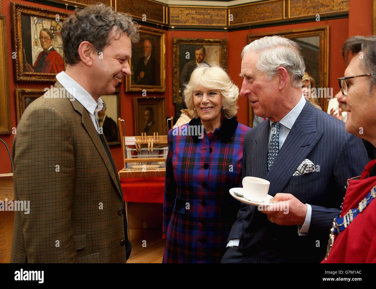 Der Prinz von Wales und die Herzogin von Cornwall unterhalten sich mit Tom Dixon bei einem Besuch der Art Worker's Guild in London. Stockfoto