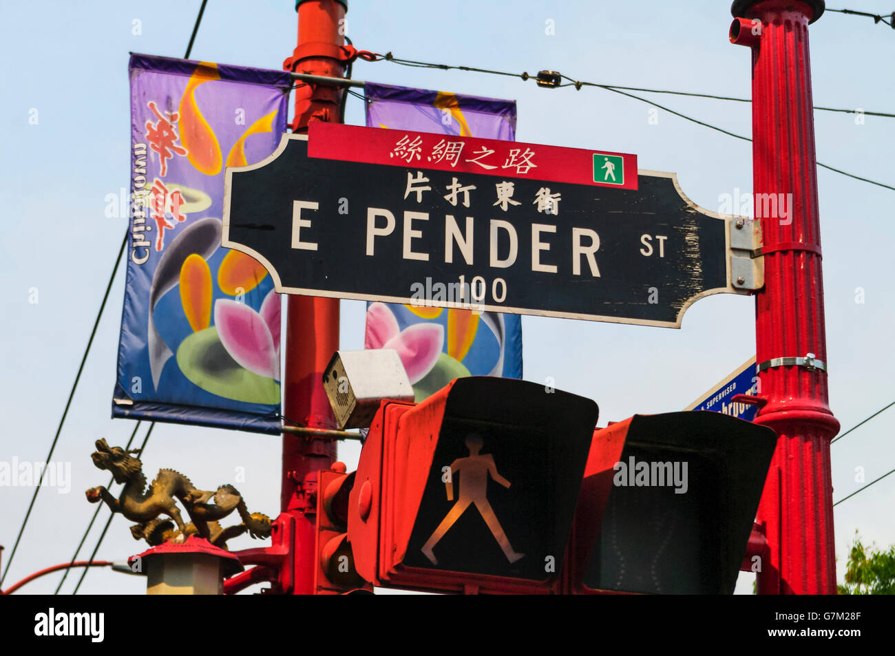 Straßenschild der East Pender Street in Englisch und Chinesisch, im Stadtteil Chinatown von Vancouver, British Columbia, Kanada. Stockfoto