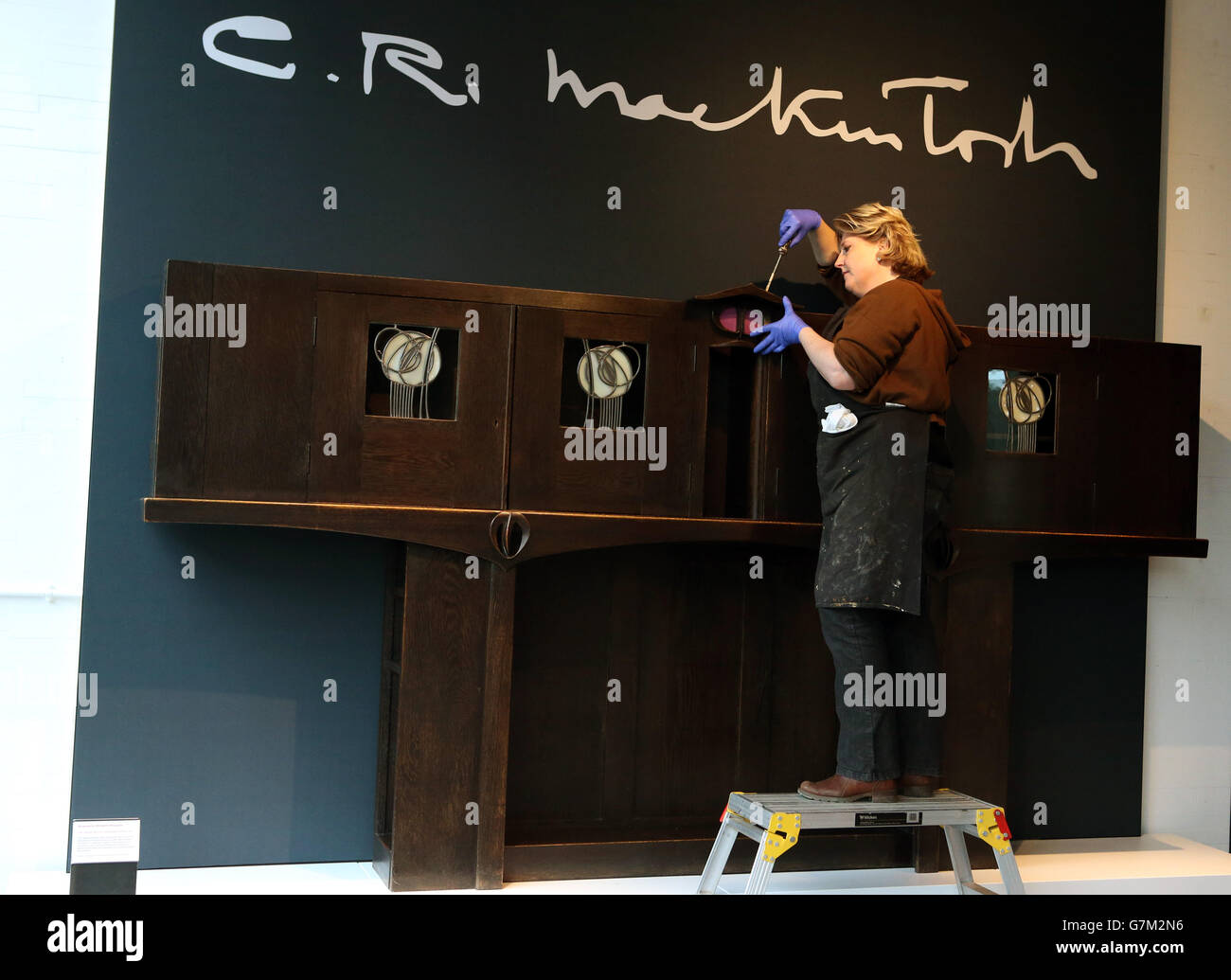 Sarah Gerrish, Furniture and Wooden Artifact Conservator, mit dem 'Bookcase for Windyhill', als die Glasgow School of Art Mackintosh-Möbel, die vor Feuer gerettet wurden, in einer neu geschaffenen Möbelgalerie im Reid Building wieder zur Schau stellt, Die ab Sonntag, 1. Februar 2015 Teil der Art Schools Mackintosh Tours sein wird. Stockfoto