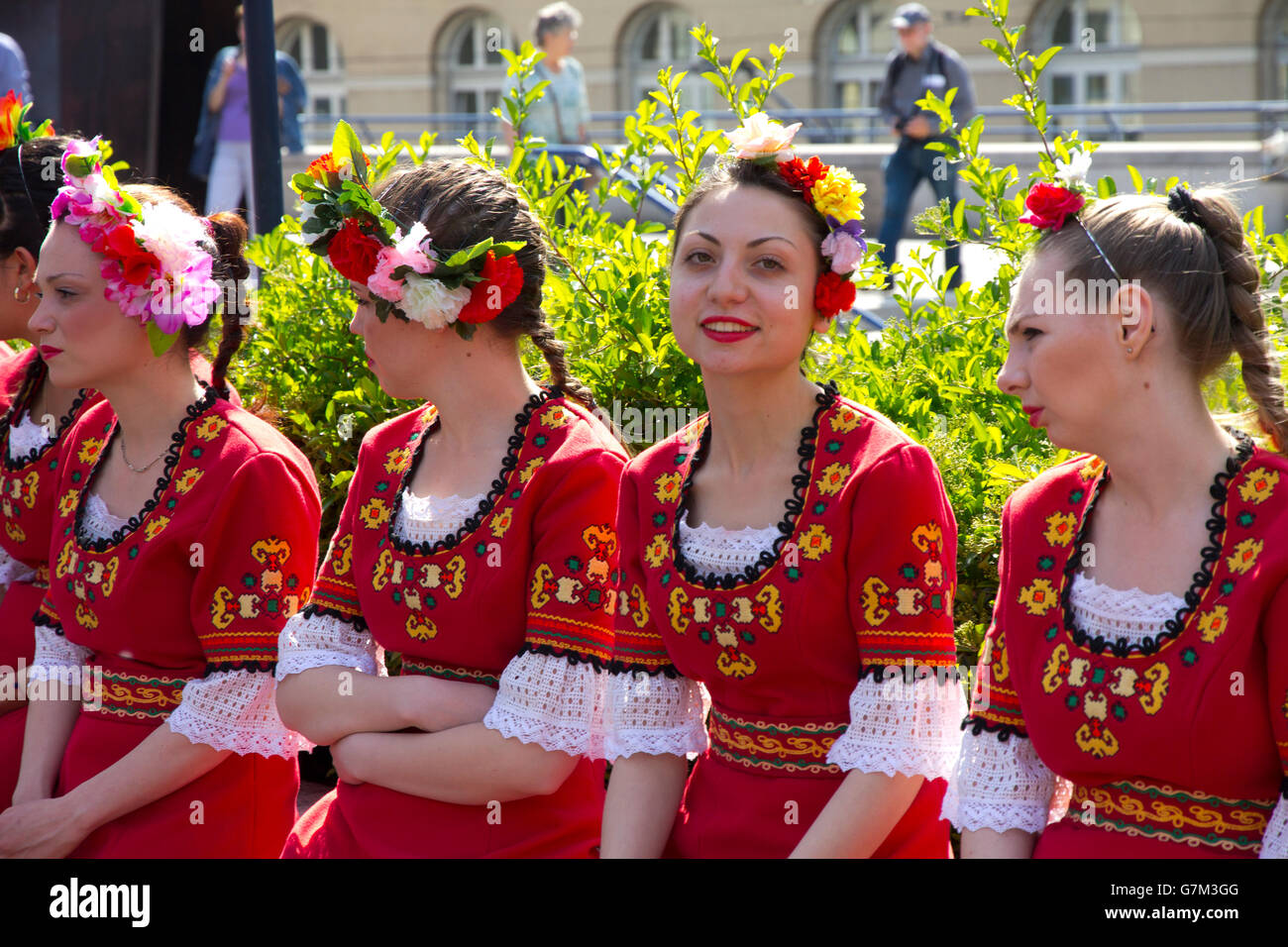 Mitglieder der weiblichen akademischen Folk Chor Bulgarien nehmen die Bühne in eine internationale Jugend-Musikfestival in Basel. Stockfoto