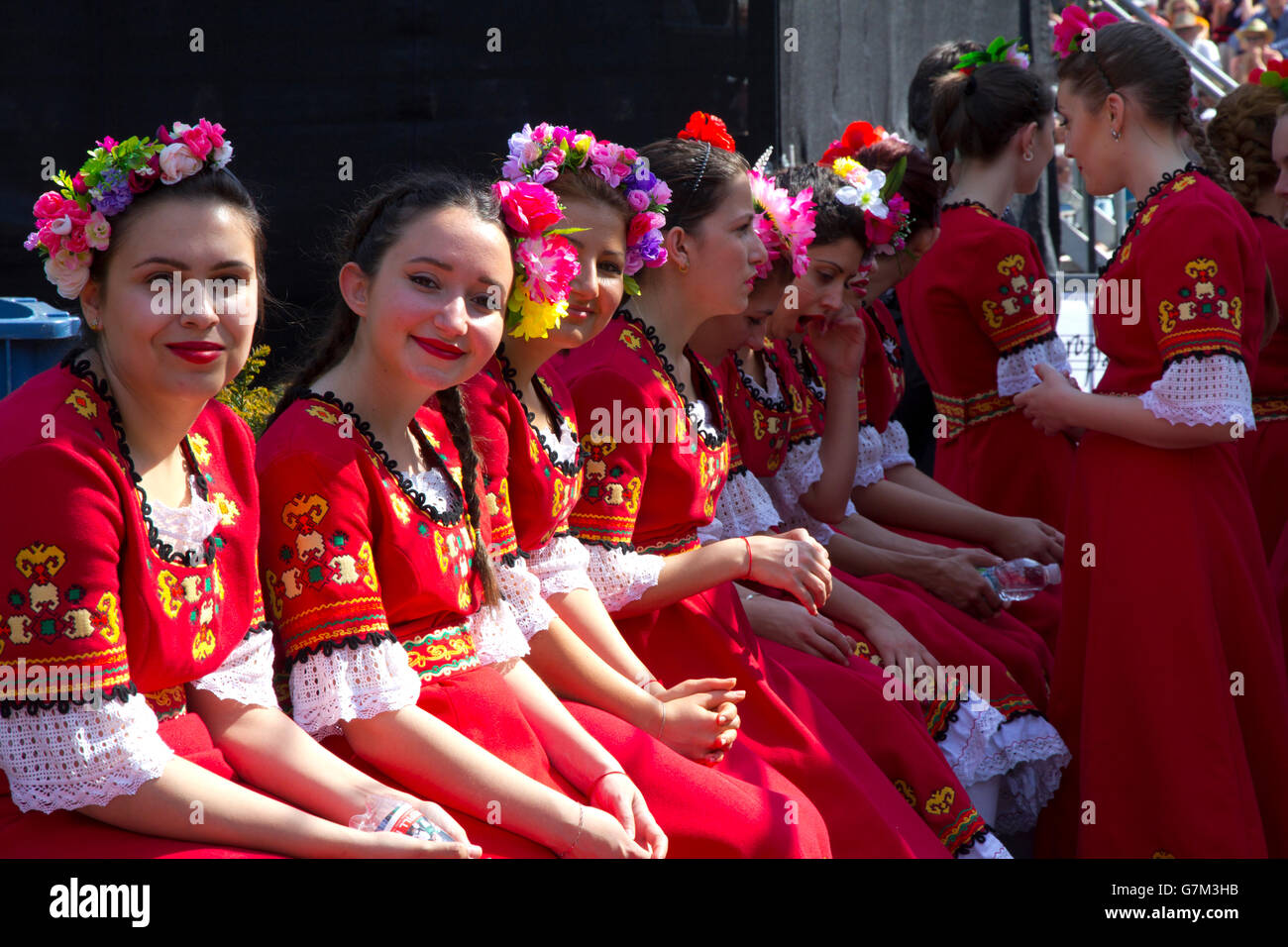 Mitglieder der weiblichen akademischen Folk Chor Bulgarien nehmen die Bühne in eine internationale Jugend-Musikfestival in Basel. Stockfoto