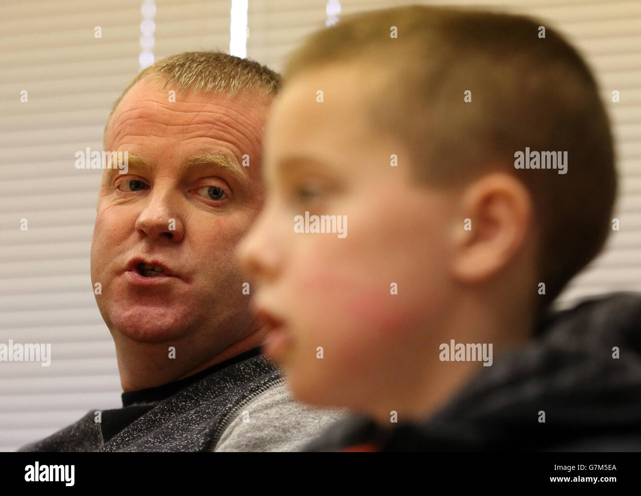 Kieran Duffy mit seinem Vater Robert an der Londoner Road Police Station in Glasgow Appell für Informationen, nachdem Kieran erlitt eine Kopfverletzung, während auf dem Weg zum Celtic gegen Rangers Spiel am vergangenen Sonntag. Stockfoto