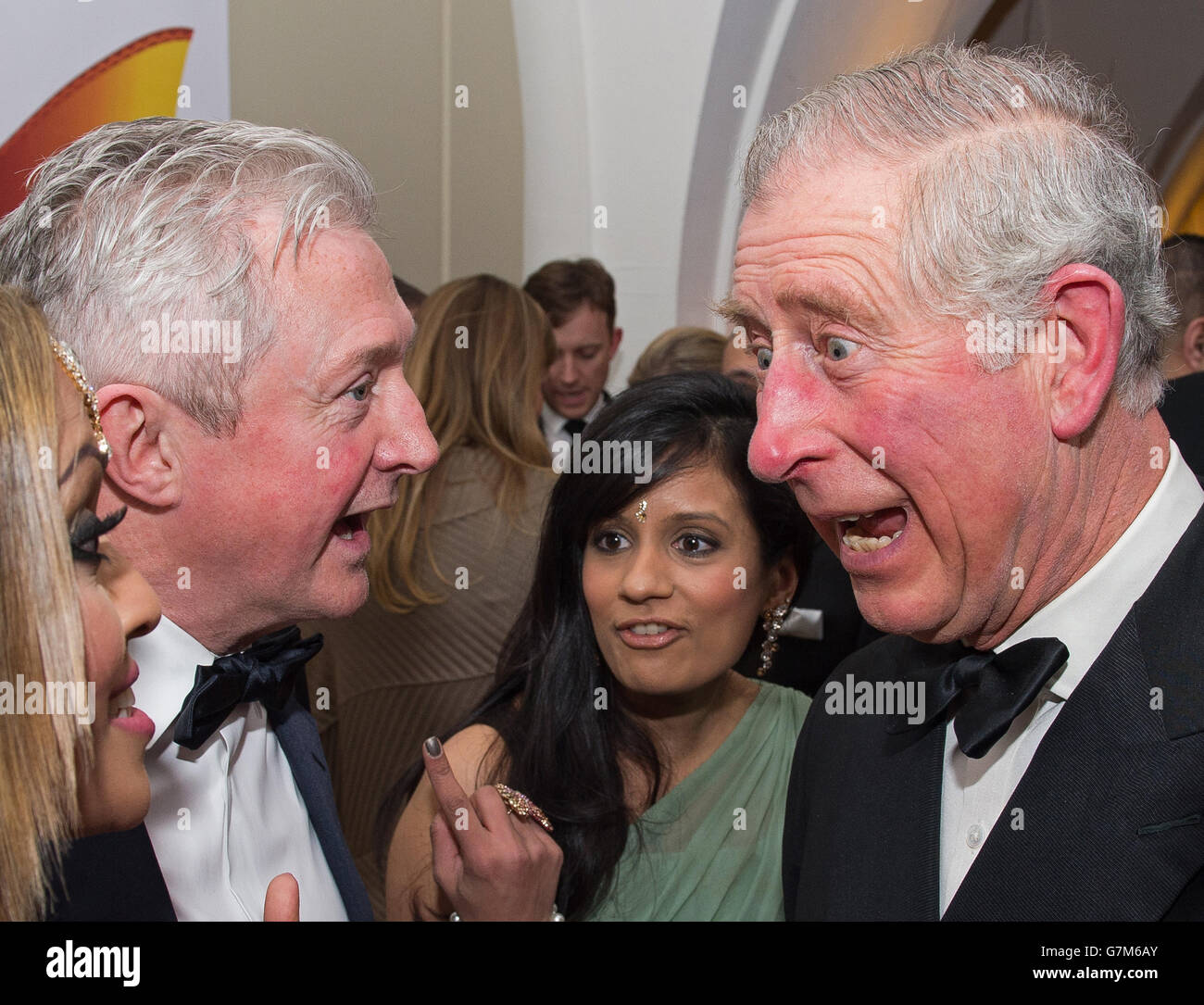 Der Prinz von Wales trifft X-Factor-Richter Louis Walsh und den Journalisten Tasmin Lucia-Khan, während er am British Asian Trust Dinner im Banqueting House in London teilnimmt. Stockfoto