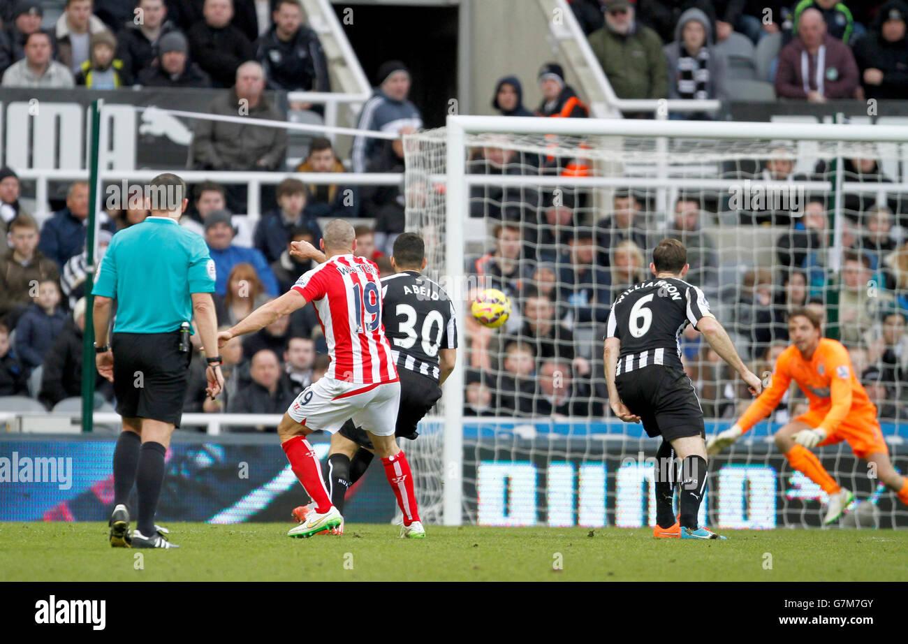 Tim Krul von Newcastle United, ganz (rechts) rettet Jonathan Walters von Stoke City Stockfoto