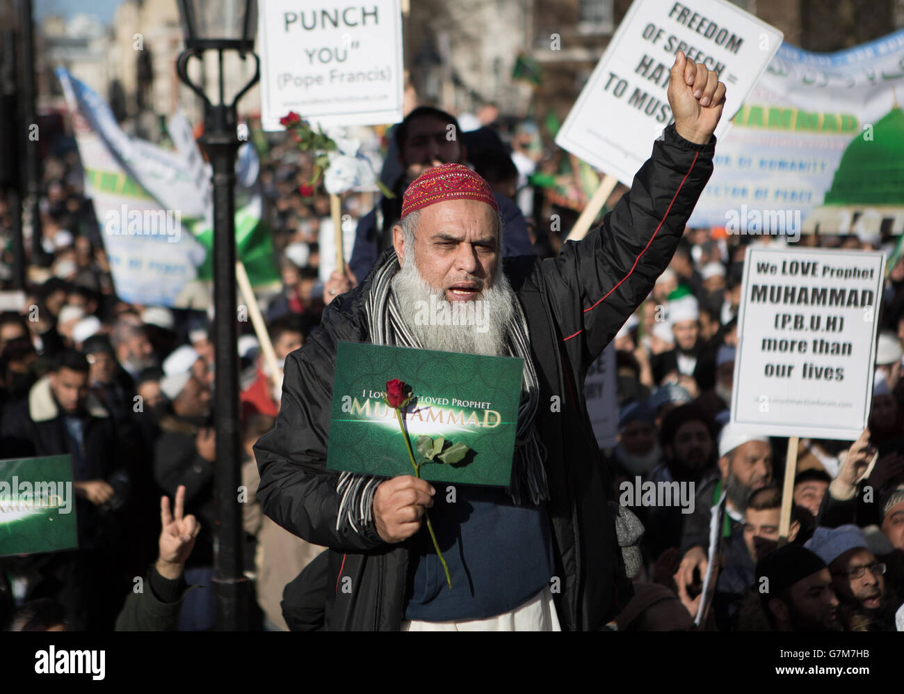 Muslime versammeln sich in einer Demonstration vor der Downing Street im Zentrum von London, fordern muslimische Werte und verurteilen die Karikaturen von Mohammed durch die französische Publikation Charlie Hebdo. Stockfoto