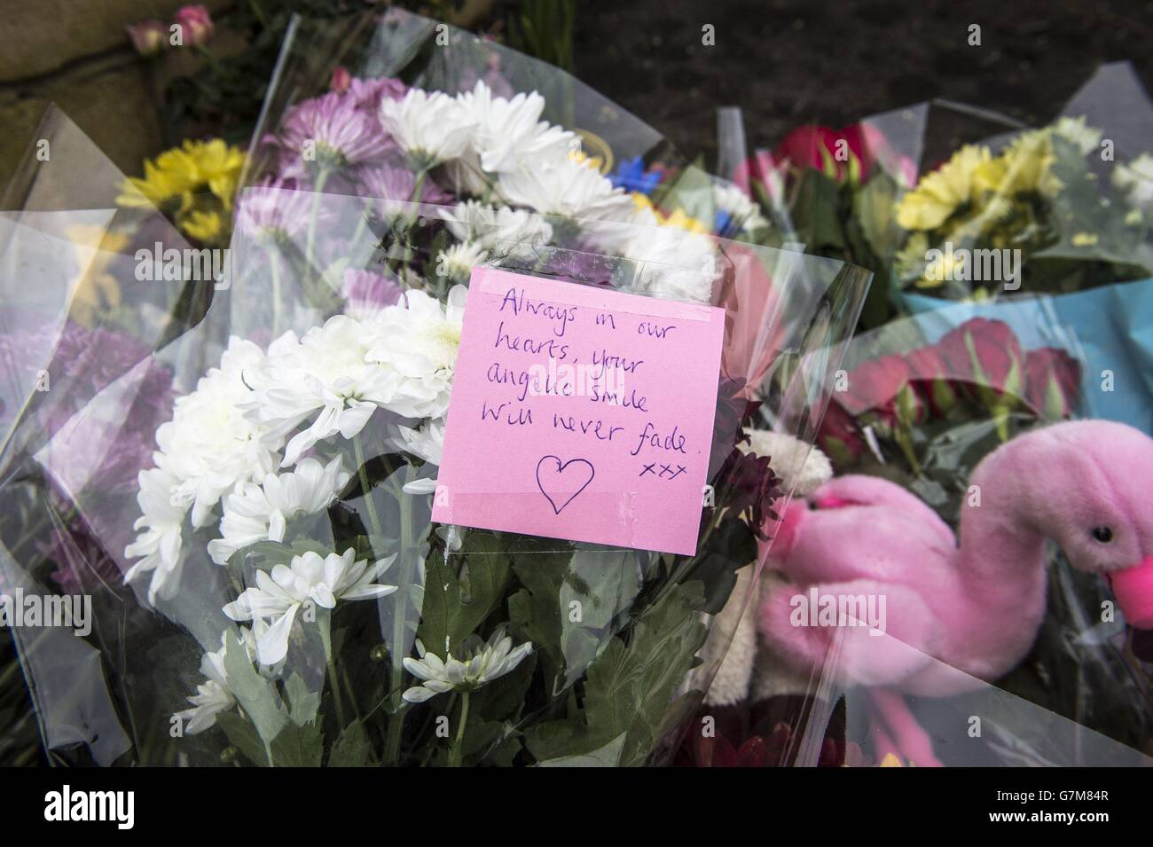 Blumengebete an der Absturzstelle auf der Lansdown Lane, Bath, wo gestern ein außer Kontrolle gerateter Kipper vier Menschen getötet hat. Stockfoto
