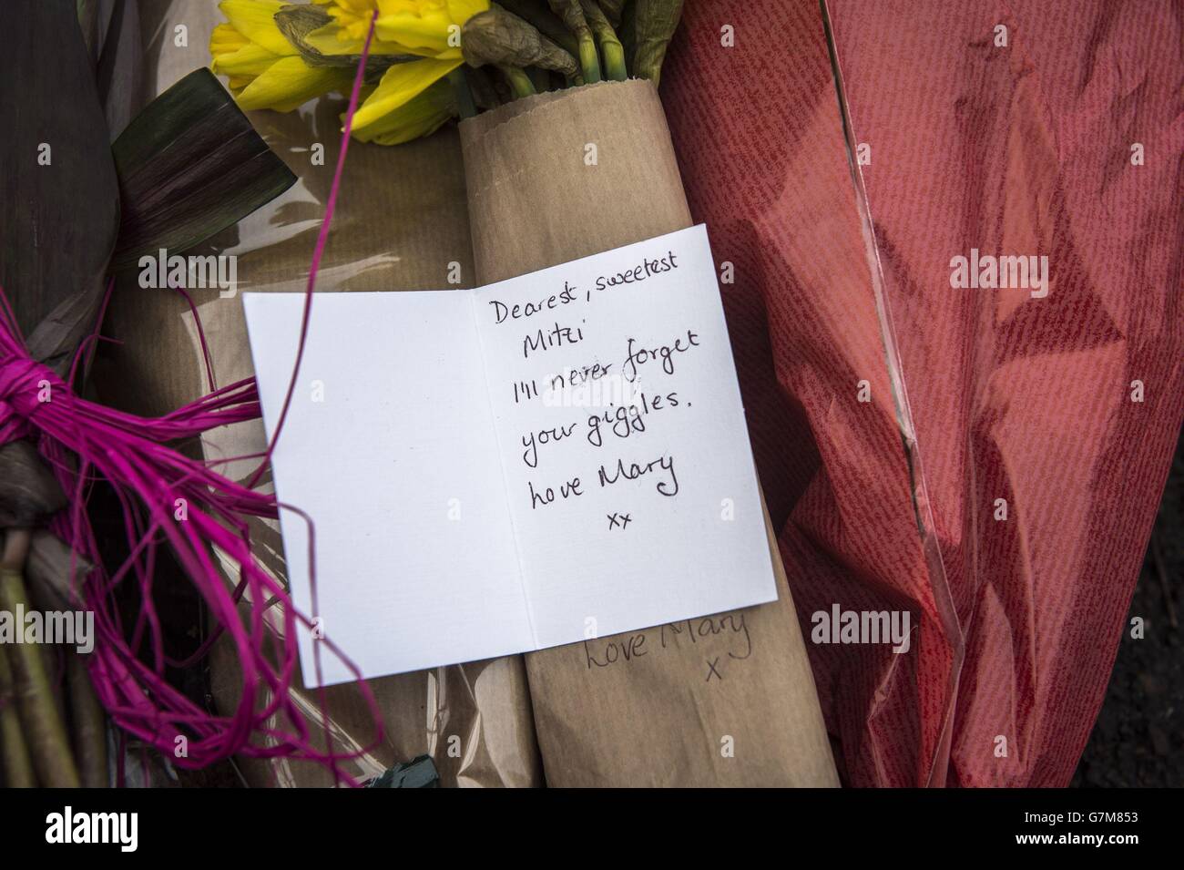 Eine blumige Hommage an Mitzi auf der Absturzstelle in Lansdown Lane, Bath, wo gestern ein außer Kontrolle gerückter Kipper vier Menschen getötet hat. Stockfoto