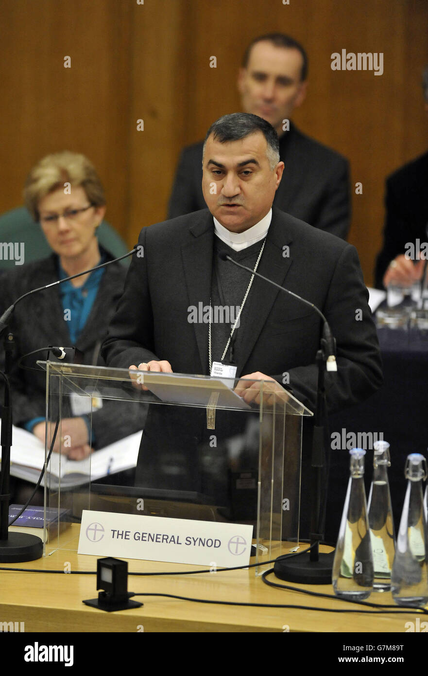 Der Erzbischof der chaldäischen Diözese Erbil, Irak, Bashar Warda (Mitte hinten), hält eine Ansprache während des Eröffnungstages der Generalsynode im Church House, London. FOTO DER RRESS ASSOCIATION. Bilddatum: Dienstag, 10. Februar 2015. Siehe PA Geschichte RELIGION Synode. Bildnachweis sollte lauten: Nick Ansell/PA Wire Stockfoto