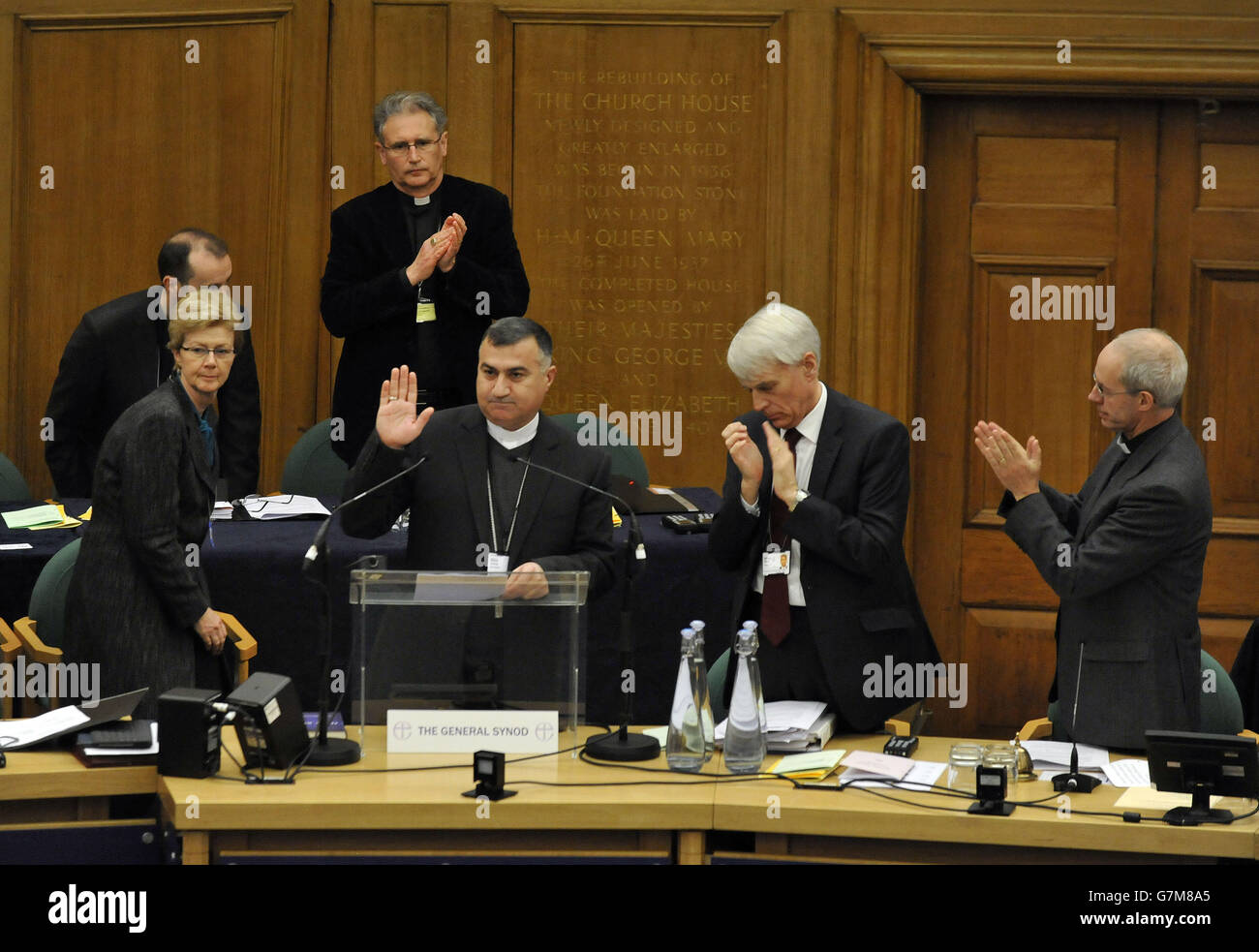 Der Erzbischof von Canterbury, der Most Rev Justin Welby (rechts), applaudiert dem Erzbischof der chaldäischen Diözese Erbil, Irak, Bashar Warda (Mitte), nachdem er während des Eröffnungstages der Generalsynode im Church House, London, die Synodenmitglieder angesprochen hatte. FOTO DER RRESS ASSOCIATION. Bilddatum: Dienstag, 10. Februar 2015. Siehe PA Geschichte RELIGION Synode. Bildnachweis sollte lauten: Nick Ansell/PA Wire Stockfoto