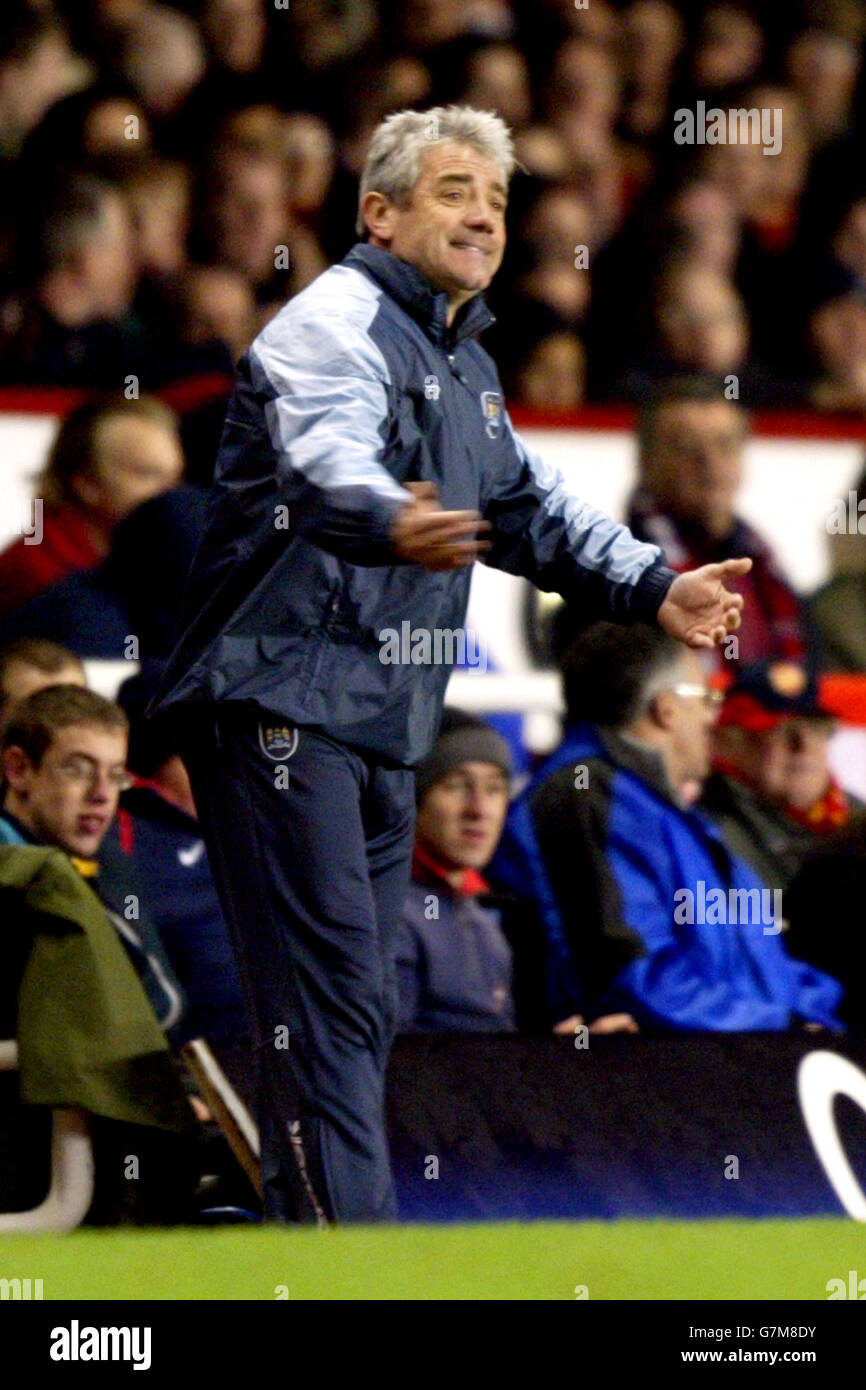 Kevin Keegan, Manager von Manchester City, gibt seinen Spielern Anweisungen Stockfoto