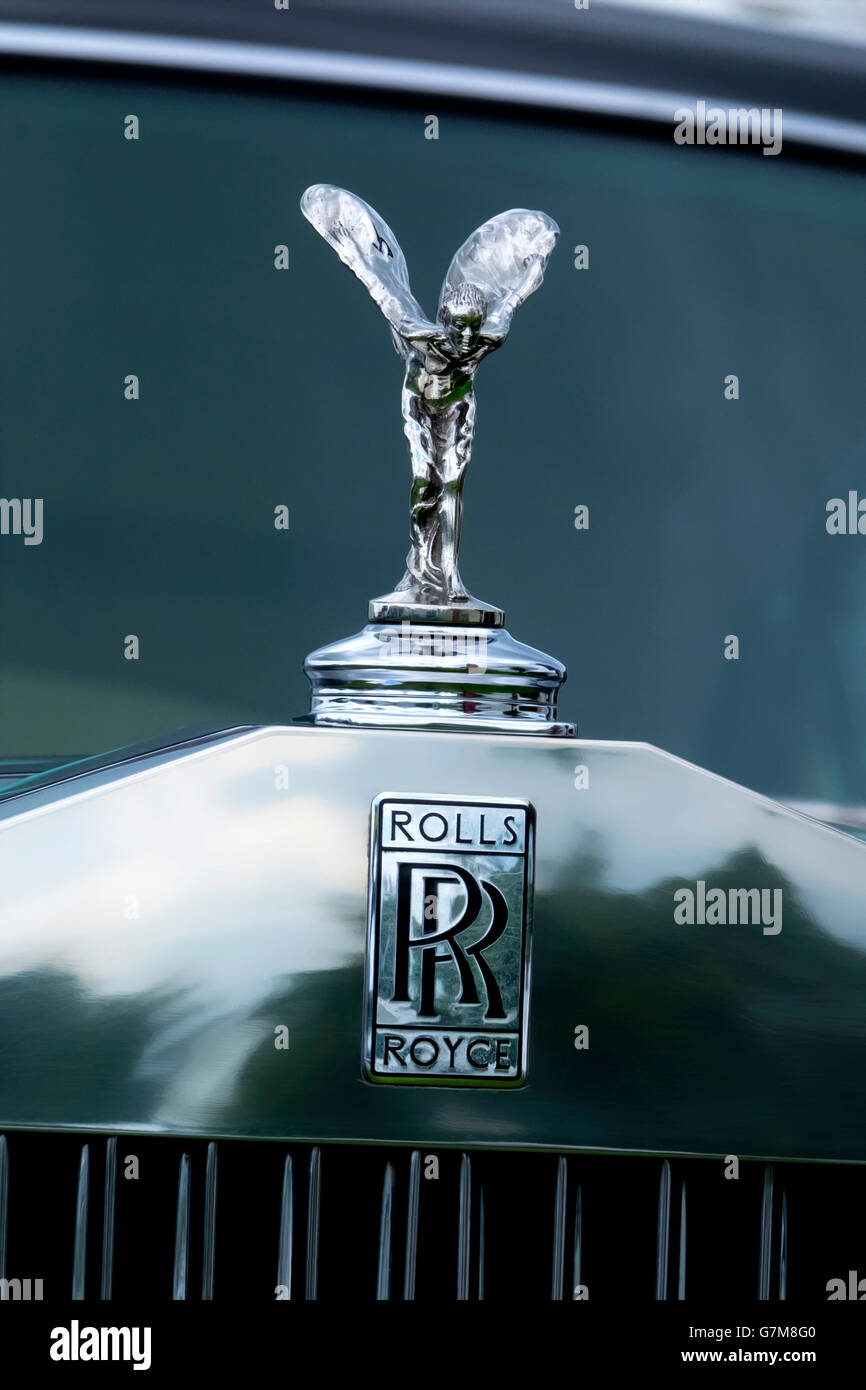 Rolls Royce Abzeichen und Flying Lady Maskottchen auf der Vorderseite eines Autos mit einem subtilen Ölfarbe Effekt Stockfoto