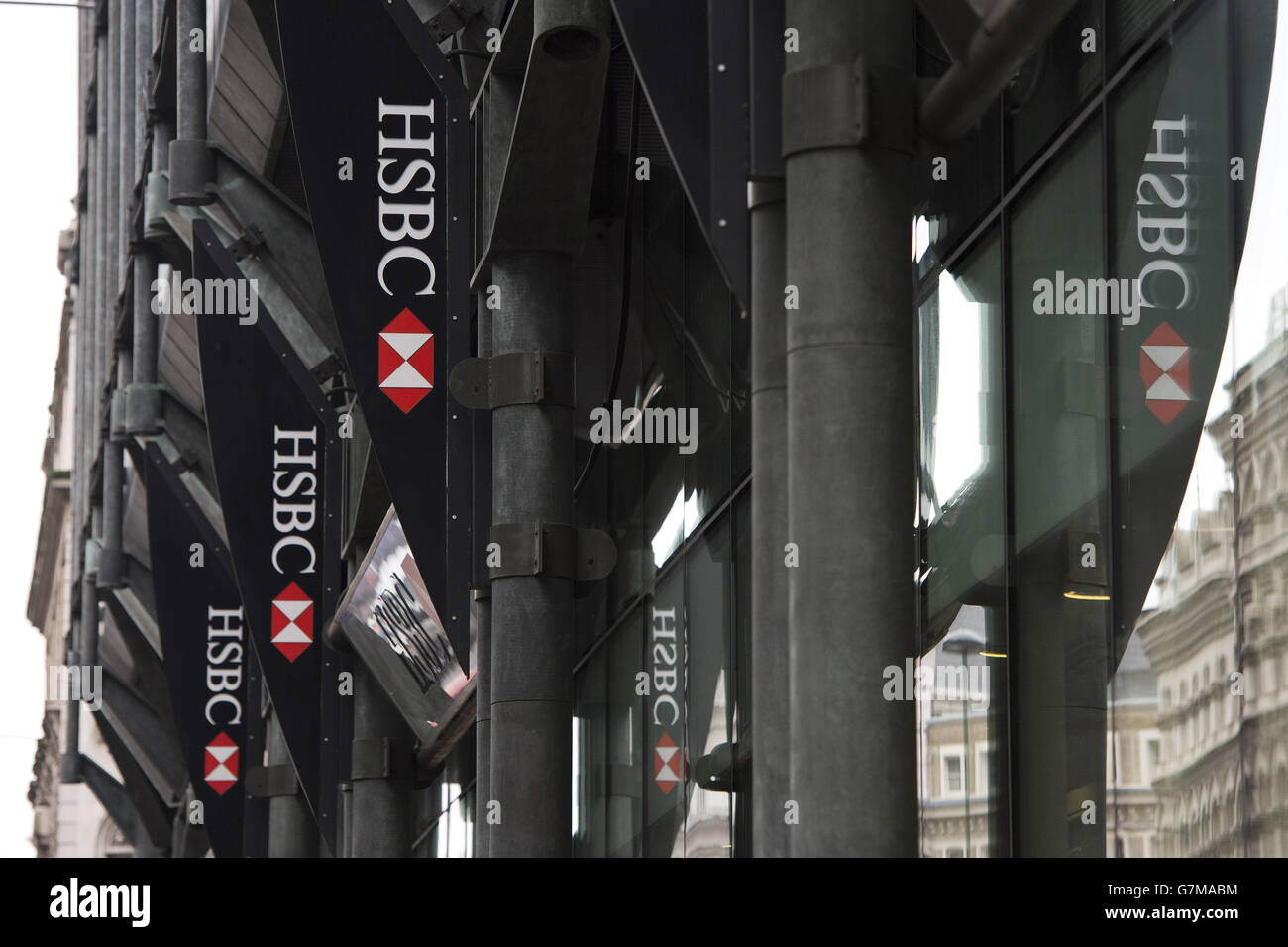 Die HSBC-Zeichen spiegeln sich in einer Zweigstelle in London wider. Stockfoto