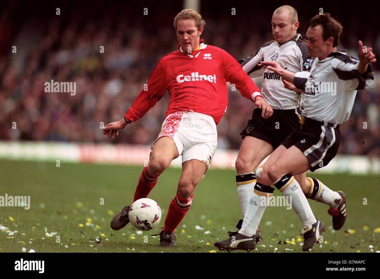 Mikkel Beck, Middlesbrough {L} hält Sean Flynn & Lee Carsley, Derby County, zurück Stockfoto