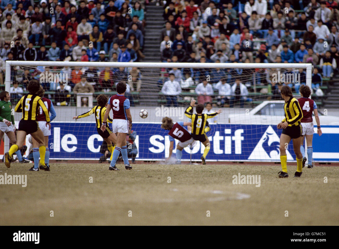 Penarols Eröffnungstreffer, erzielt von Jair (aus dem Bild), springt ins Netz, als Ken McNaught (vierte R) von Aston Villa unter dem Druck von Fernando Morena von Penarol (dritte R), beobachtet von Jimmy Rimmer von Villa (l), Tony Morley (dritte L), Peter Withe (fünfte L), den Ball nicht abräumen kann. Und Allan Evans (r), und Penarols Miguel Bossio (zweite l), Nelson Gutierrez (vierte l) und Mario Saralegui (r) Stockfoto