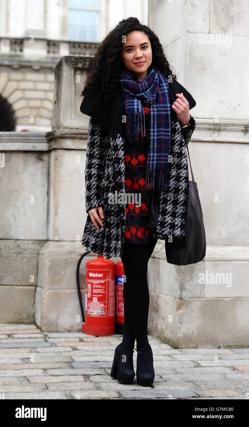 Jessica Prieto trägt einen Mantel von GUESS im Somerset House, London, während sie an einer Londoner Fashion Week teilnimmt. Stockfoto