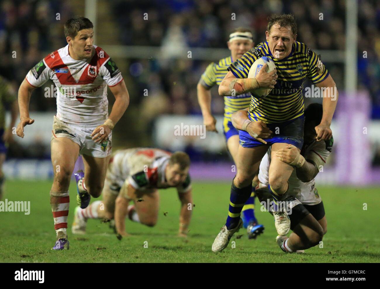 Rugby League - World Club Series - Warrington Wolves gegen St George-Illawarra - Halliwell Jones Stadium. Ben Westwood von Warrington und Leeson Ah Mau von St George Illawarra während des Spiels der World Club Series im Halliwell Jones Stadium, Warrington. Stockfoto