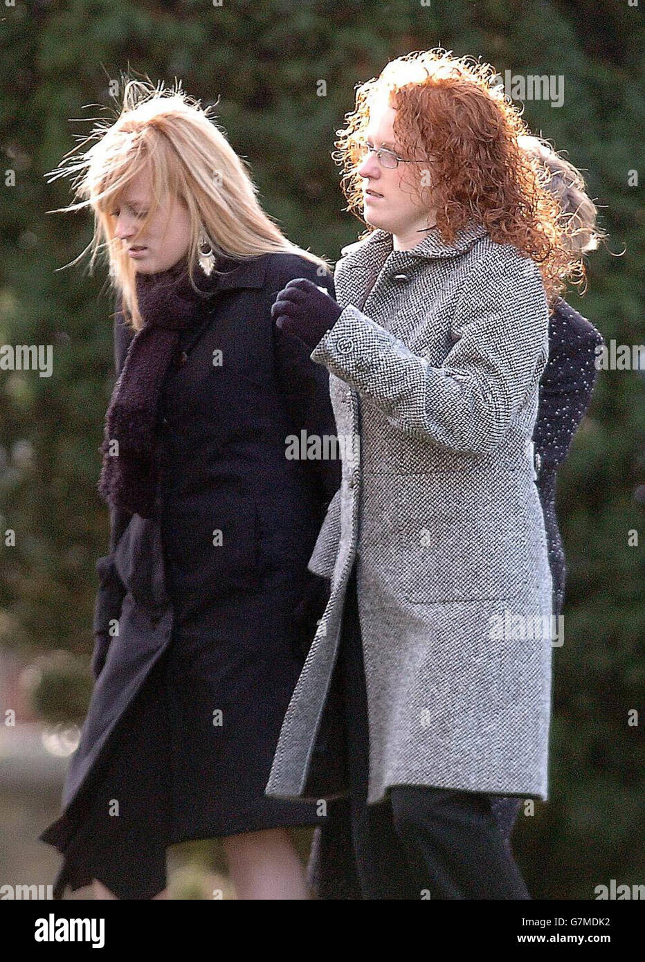 Julie Geeson (rechts) bei der Beerdigung ihrer Zwillingsschwester Sally mit ihrer anderen Schwester Nicola. Stockfoto