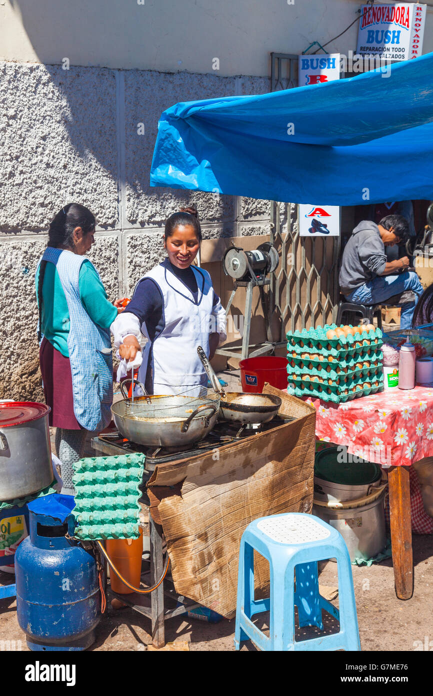 Lebensmittel-Hersteller auf dem Markt von San Pedro in Cusco, Peru Stockfoto