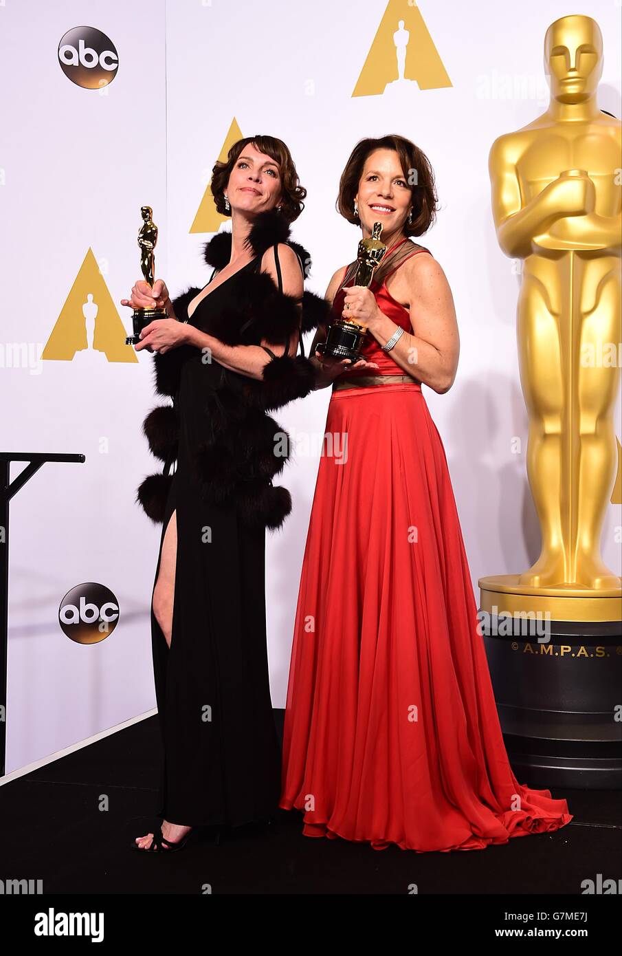 Dana Perry (links) und Ellen Goosenberg Kent mit der Auszeichnung für die beste Kurzfilmdokumentation für „Crisis Hotline: Veterans Press 1“ im Pressesaal der 87. Academy Awards, die im Dolby Theater in Hollywood, Los Angeles, CA, USA, im Februar 22, 2015. Stockfoto