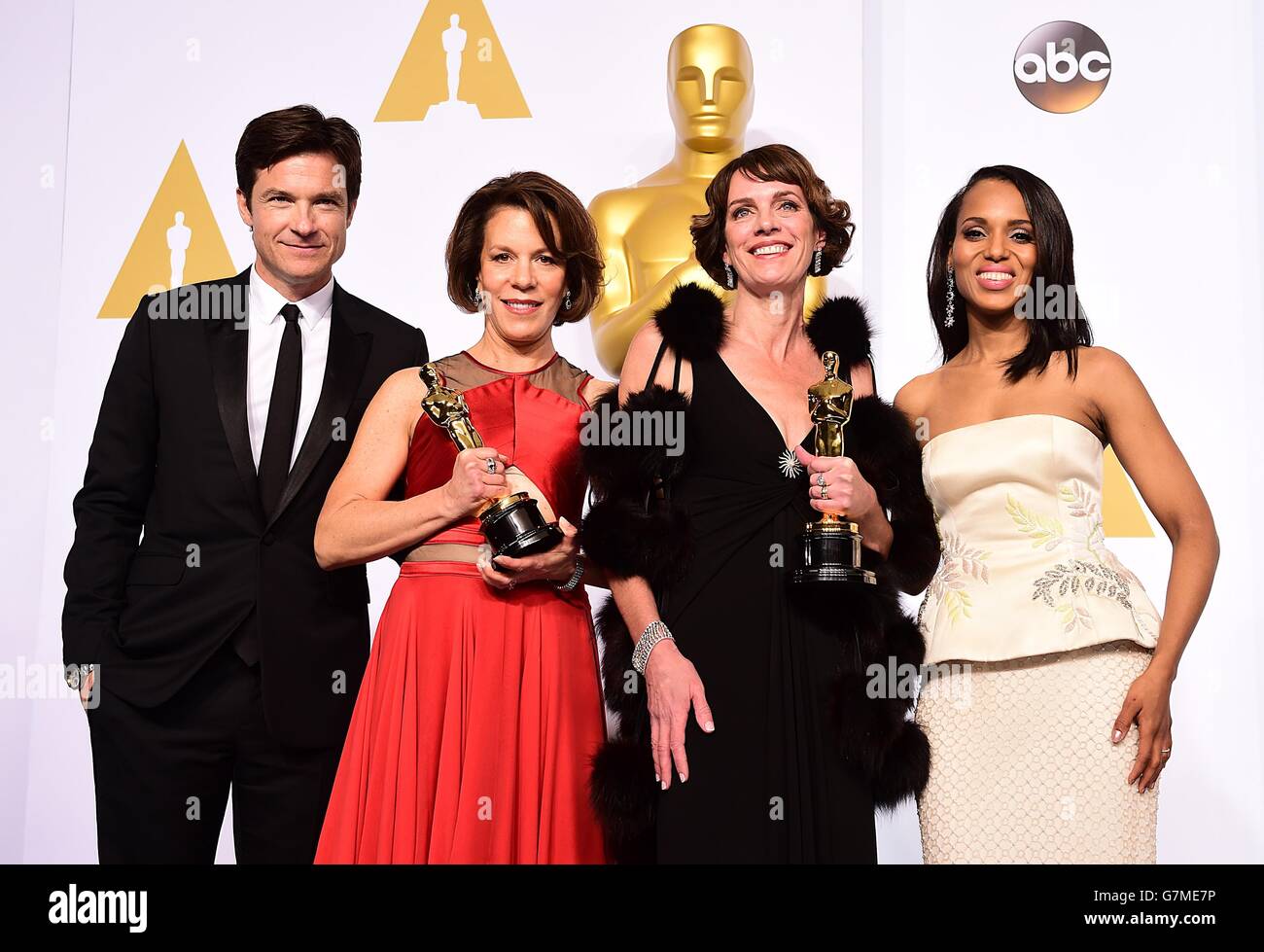 **** Moderatoren Kerry Washington (ganz rechts) und Jason Batemen mit Dana Perry (zweite rechts) und Ellen Goosenberg Kent mit dem Preis für die beste Kurzfilmdokumentation für "Crisis Hotline: Veterans Press 1, im Pressesaal der 87. Academy Awards, die im Dolby Theater in Hollywood, Los Angeles, CA, USA, am 22. Februar 2015 abgehalten wurden. Stockfoto