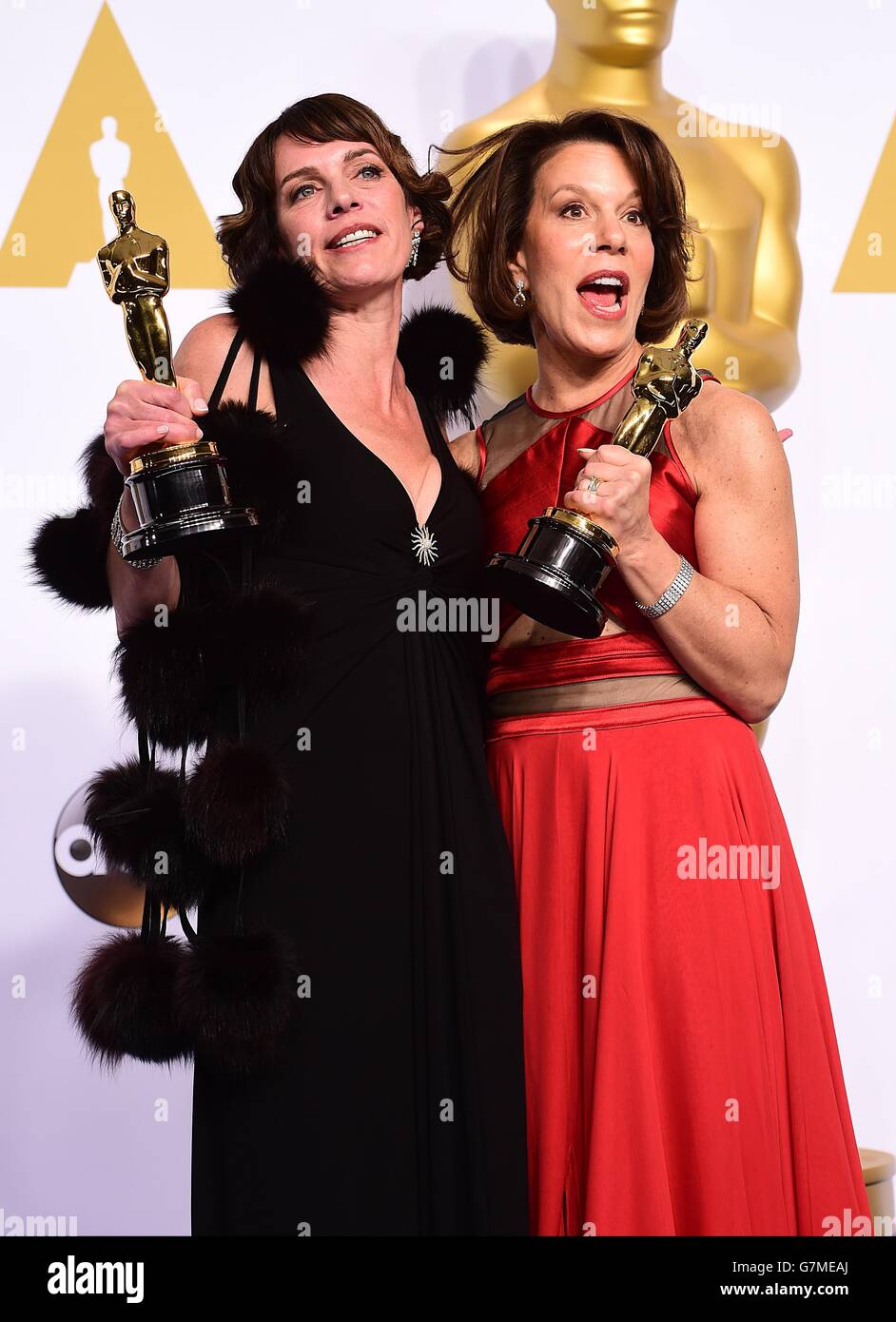 **** Dana Perry (links) und Ellen Goosenberg Kent mit dem Preis für die beste Kurzfilmdokumentation für "Crisis Hotline: Veterans Press 1, im Pressesaal der 87. Academy Awards, die am 22. Februar 2015 im Dolby Theater in Hollywood, Los Angeles, CA, USA, abgehalten wurden. Stockfoto