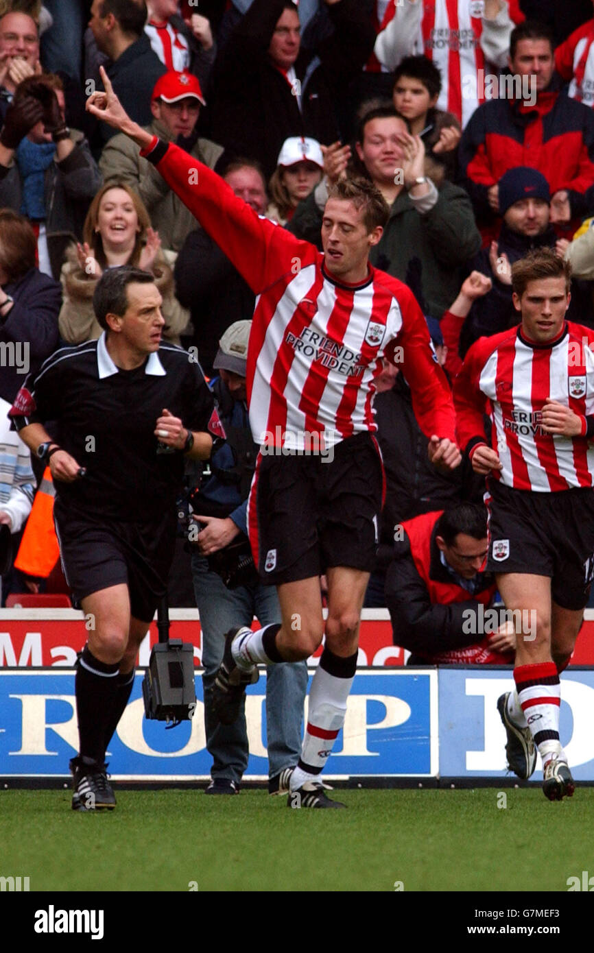 FA Barclays Premiership - Southampton / Liverpool - St Mary's Stadium. Peter Crouch von Southampton feiert den Torreigen. Stockfoto