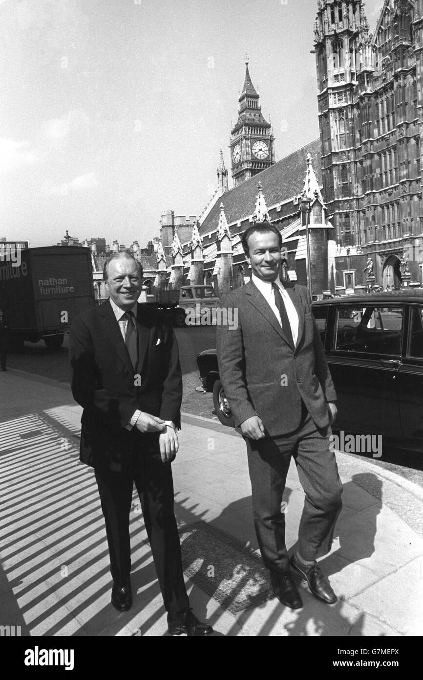 Herr Wolf Hess (r), Sohn von Rudolf Hess, dem 75-jährigen ehemaligen stellvertretenden Nazi-Führer, und Airey Neave, konservativer Abgeordneter für Abingdon, in Westminster, nachdem er an einem Treffen im Unterhaus teilgenommen hatte. Heute ist der 30. Jahrestag von Rudolf Hess's berühmtem Flug von Nazi-Deutschland nach Schottland am 10. Mai 1941. Neave, der 1945 Anklagen gegen Göring und große Nazi-Kriegsverbrecher verklagt hatte, unterstützt die Kampagne zur Freilassung von Rudolf Hess, dem einzigen Gefangenen der vier Kriegsalliierten im Spandau-Gefängnis in Berlin. Stockfoto