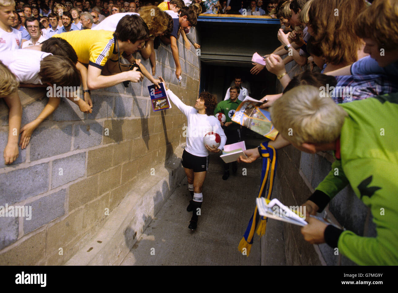 Fußball - Football League Division Two - Shrewsbury Town / Newcastle United - Gay Meadow. Shrewsbury Town Fans fragen Kevin Keegan von Newcastle United nach Autogrammen, während er auf der Gay Meadow ausläuft. Stockfoto
