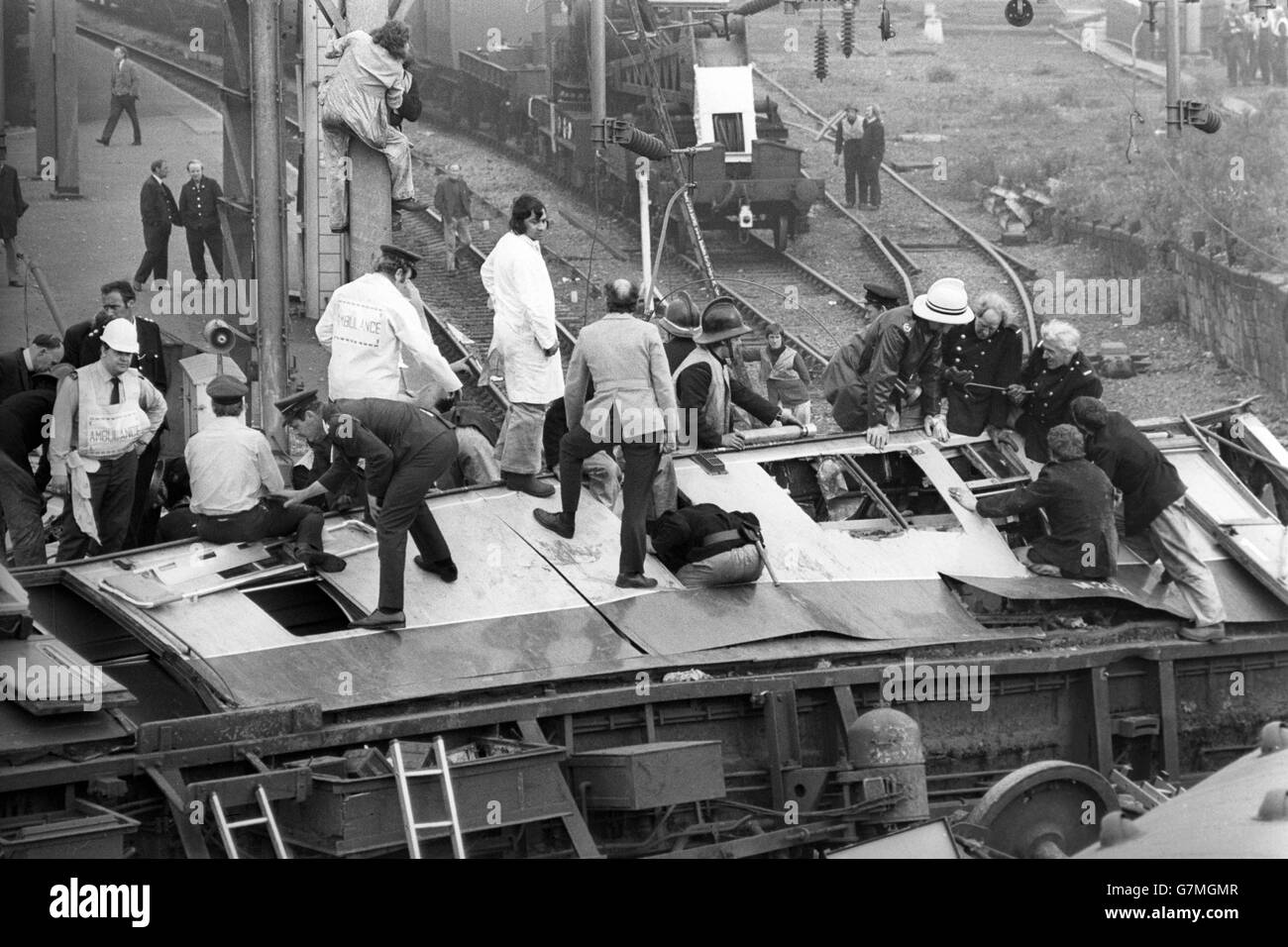 Katastrophen und Unfälle - Eisenbahnunfall von Nuneaton - Warwickshire, England. Rettungskräfte klettern über die entgleisten Londoner Wagen Euston-Glasgow, die nach eingesperrten Passagieren suchen. Stockfoto