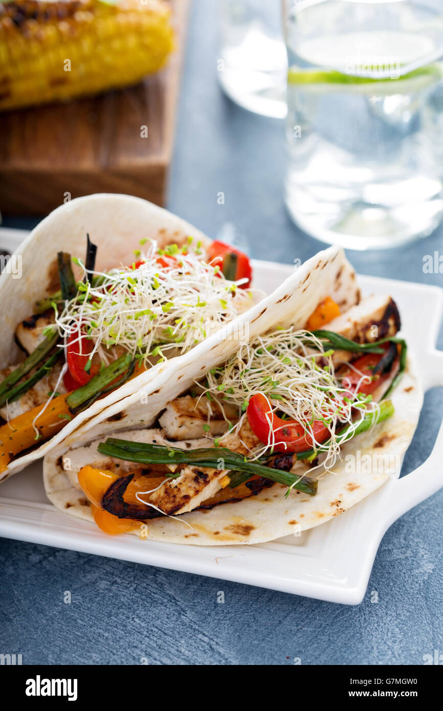 Vegane Tacos mit gegrilltem Tofu und Gemüse Stockfoto