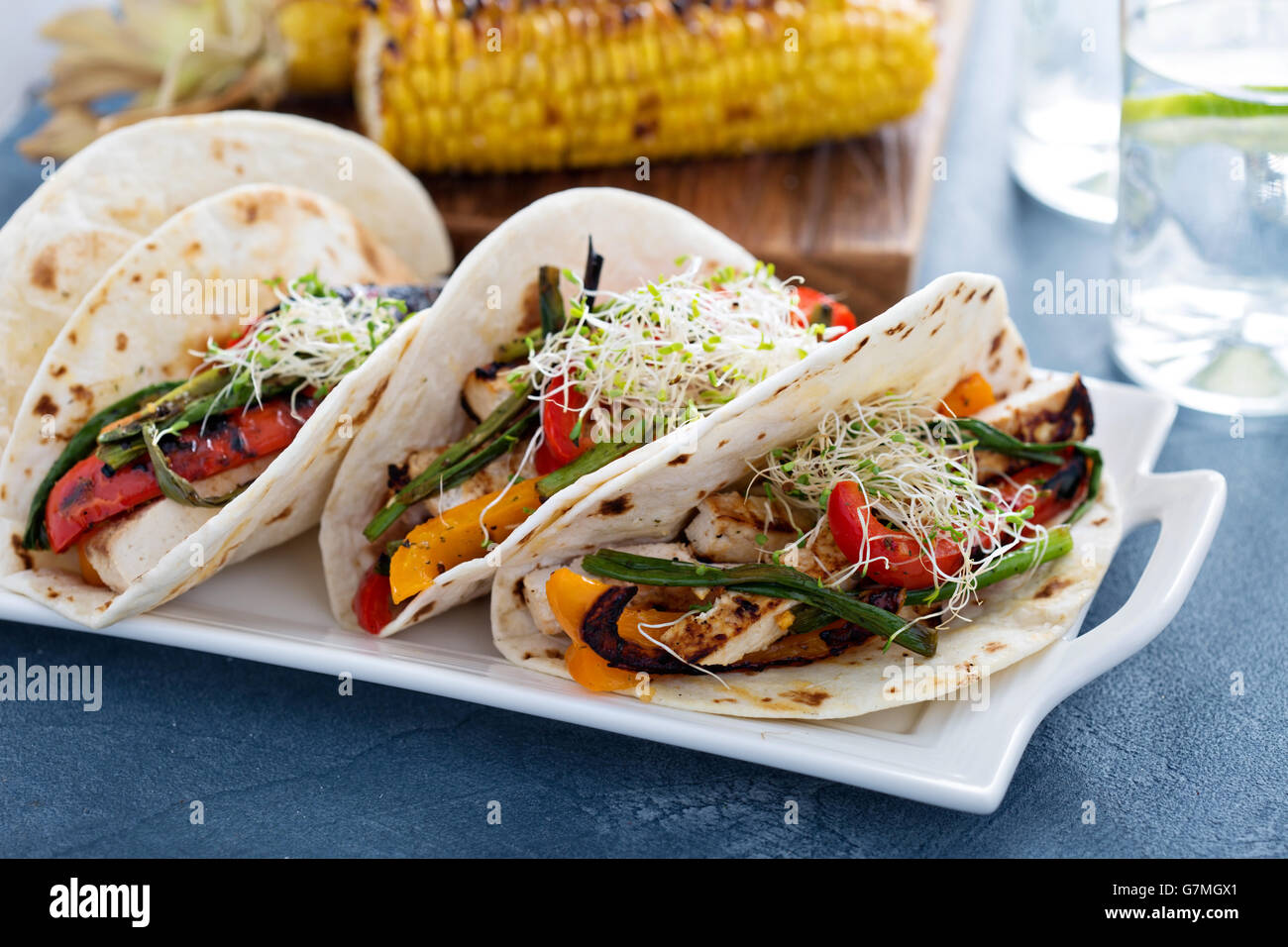 Vegane Tacos mit gegrilltem Tofu und Gemüse Stockfoto