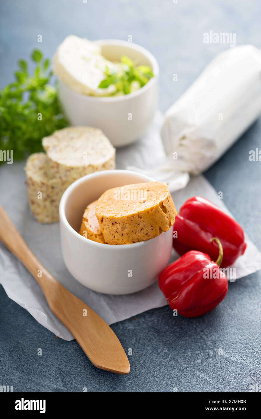Zusammengesetzte Butter mit Kräutern Stockfoto