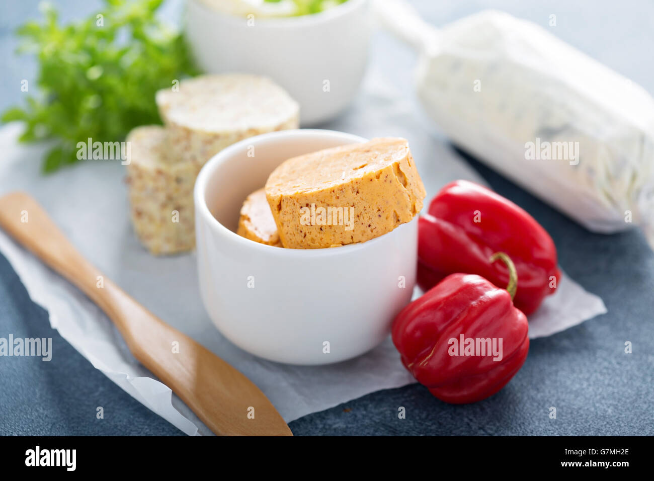 Zusammengesetzte Butter mit Kräutern Stockfoto